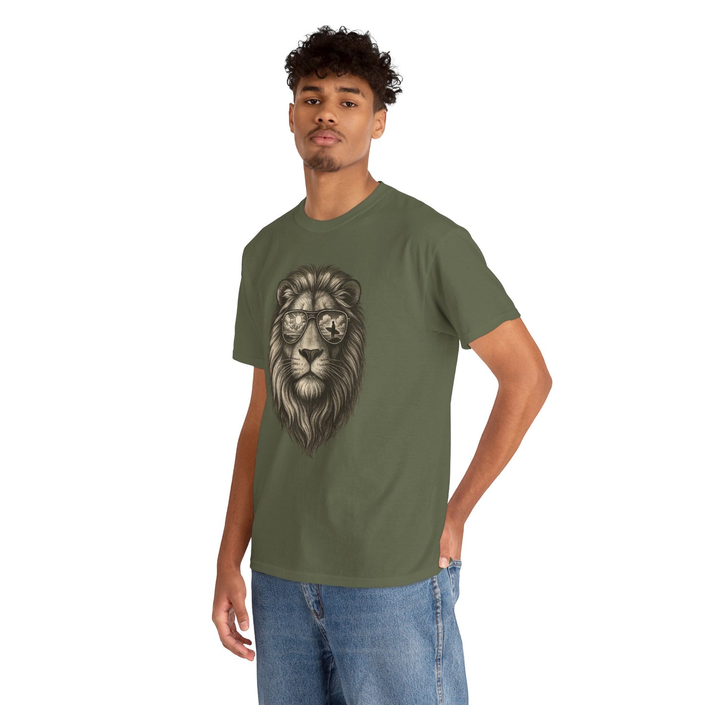 Surfer-Löwe T-Shirt (Brustprint) – Retro Sonnenbrillen Motiv | Cooles Sommer Design für Strandfans & Abenteurer