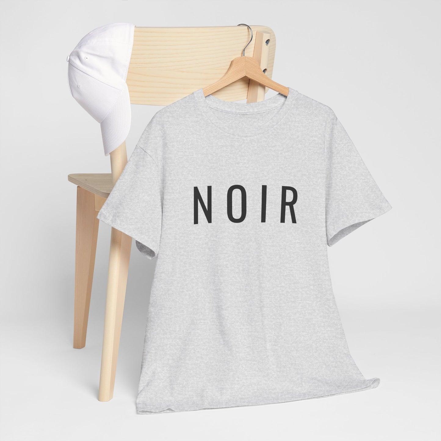 NOIR T-Shirt Unisex (Brustprint) – Nachhaltiges Heavy Cotton Tee aus 100% Baumwolle, Minimalistische Streetwear & Geschenkidee