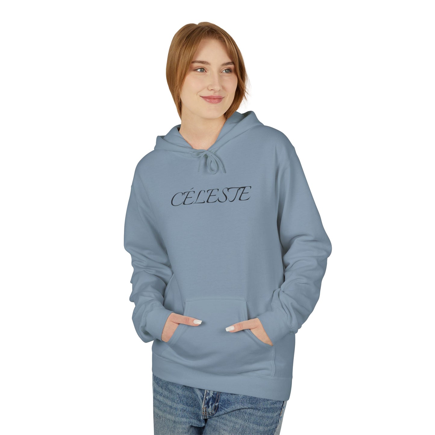 CÉLESTE Hoodie (Brustprint) – Unisex Midweight Softstyle Fleece | Nachhaltige Streetwear mit Komfort & Stil