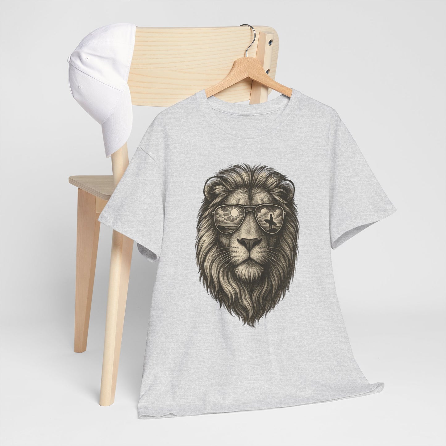 Surfer-Löwe T-Shirt (Brustprint) – Retro Sonnenbrillen Motiv | Cooles Sommer Design für Strandfans & Abenteurer