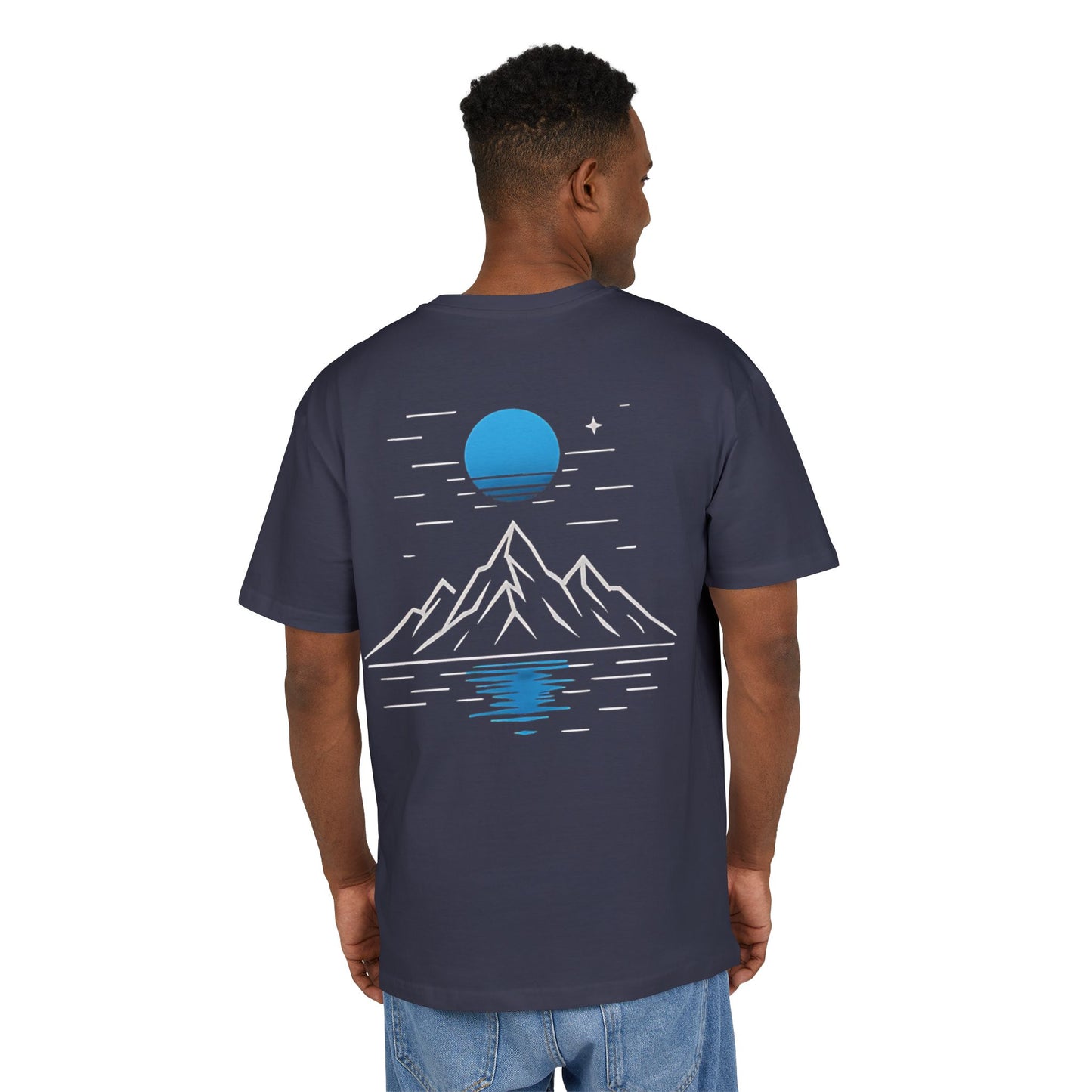 Berg T-Shirt (Rückenprint) – Minimalistisches Natur Design mit Mond & Spiegelung – Unisex Outdoor Shirt für Wanderer & Naturfreunde