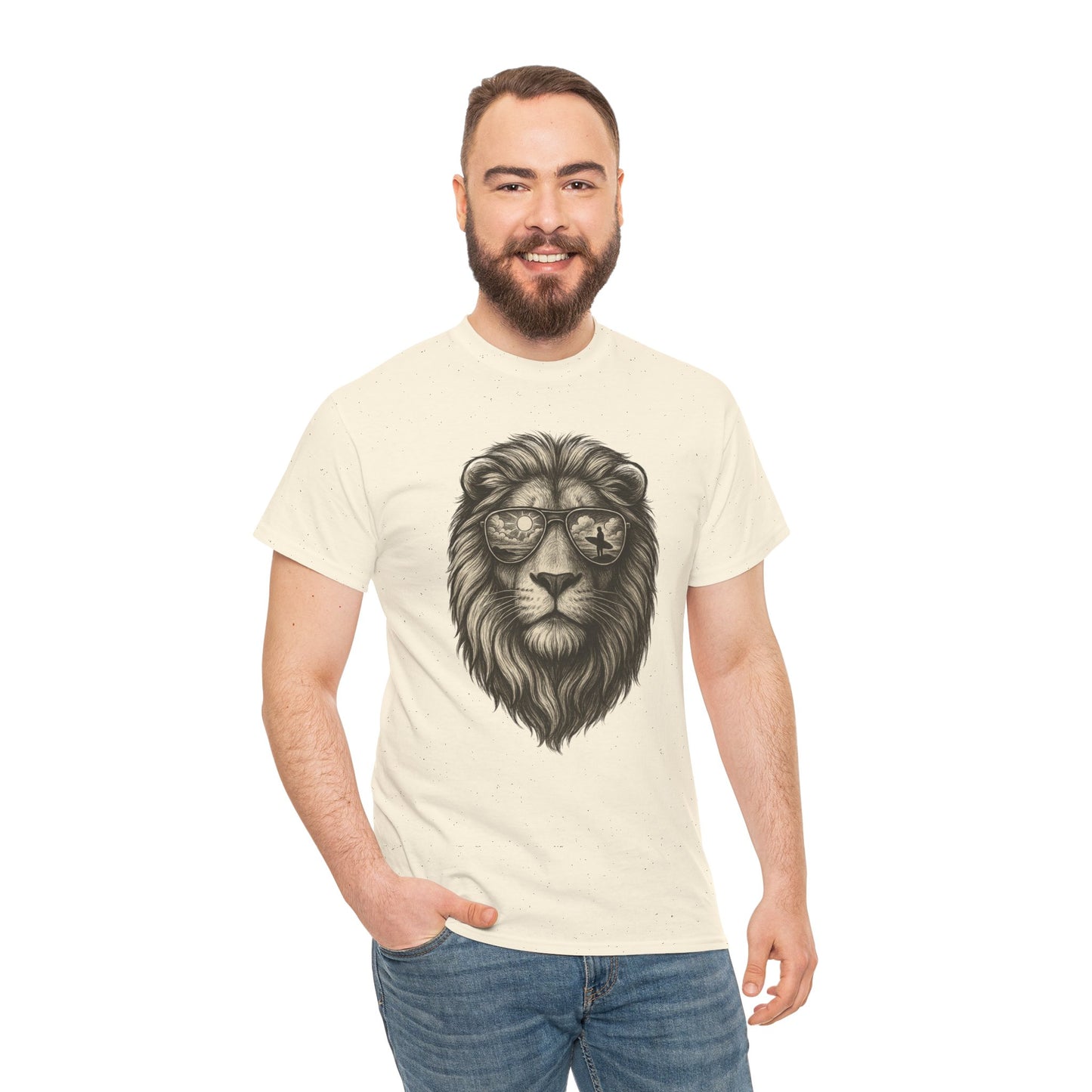 Surfer-Löwe T-Shirt (Brustprint) – Retro Sonnenbrillen Motiv | Cooles Sommer Design für Strandfans & Abenteurer