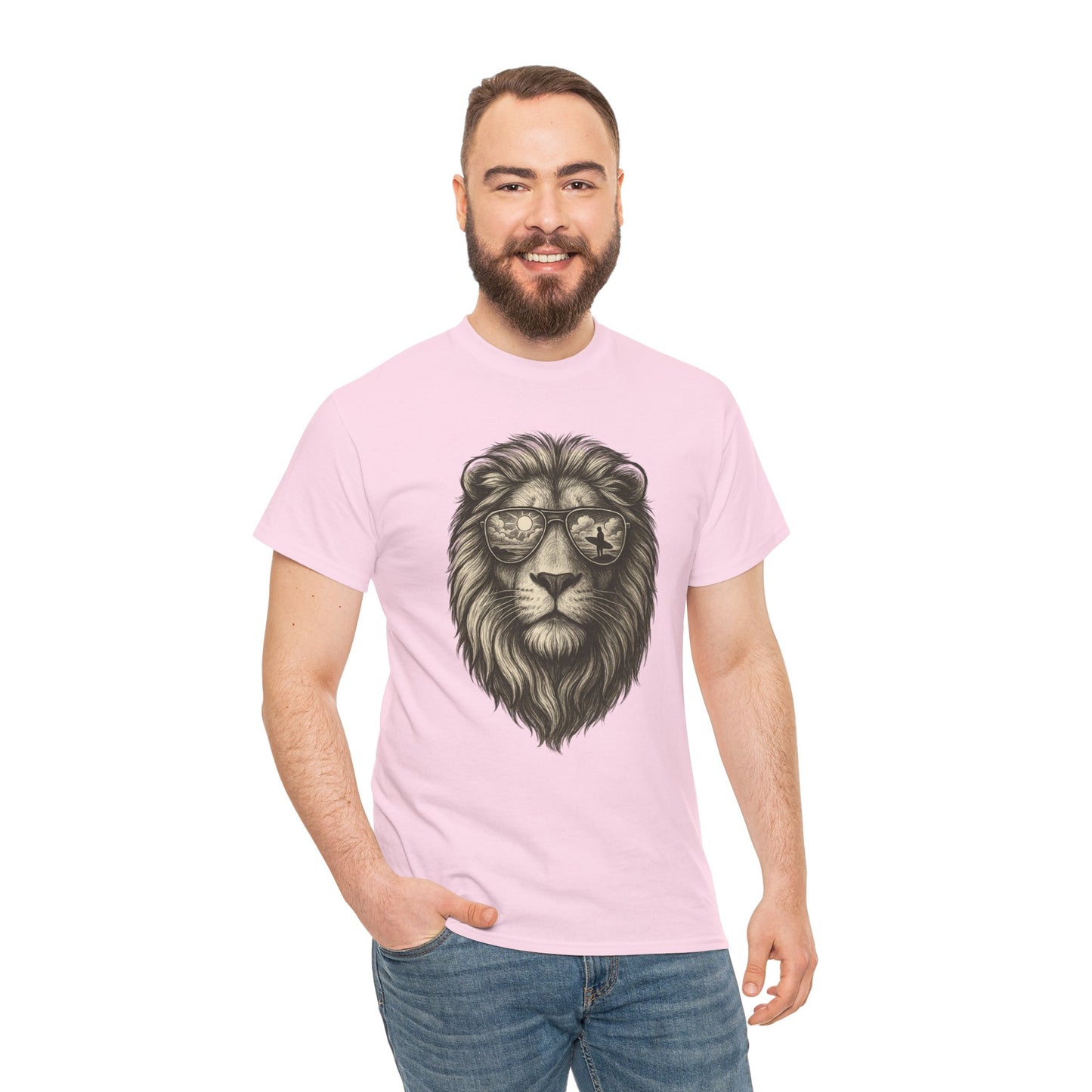 Surfer-Löwe T-Shirt (Brustprint) – Retro Sonnenbrillen Motiv | Cooles Sommer Design für Strandfans & Abenteurer