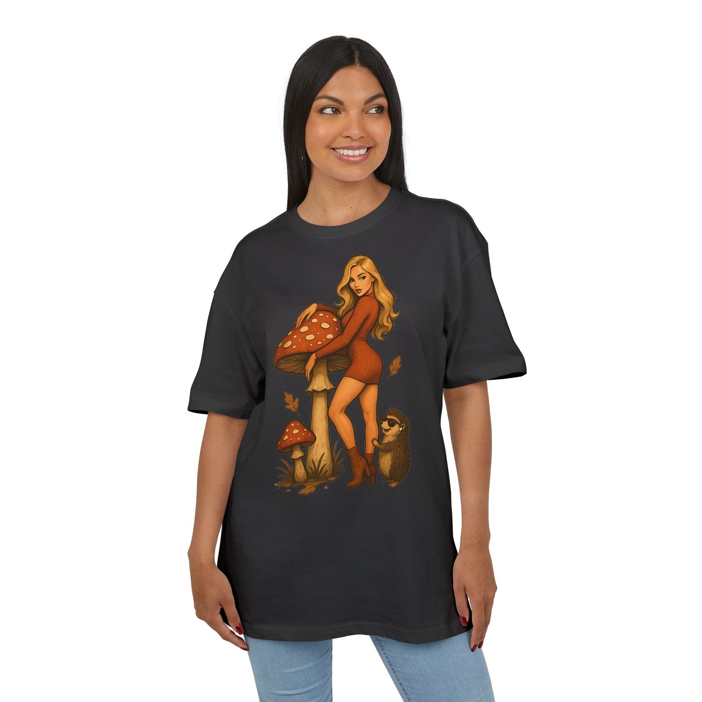 Vintage Pilz Fee & Igel Cartoon (Brustprint) – Retro Waldmotiv T-Shirt für Natur- & Pilzliebhaber