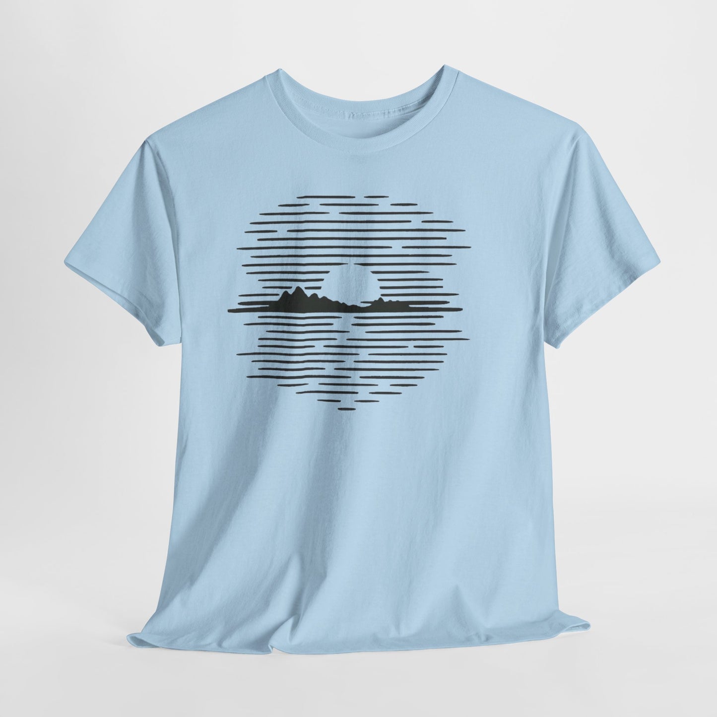 Berg Sonnenuntergang T-Shirt (Brustprint) – Natur-inspiriertes Unisex Shirt für Outdoor- und Landschaftsliebhaber