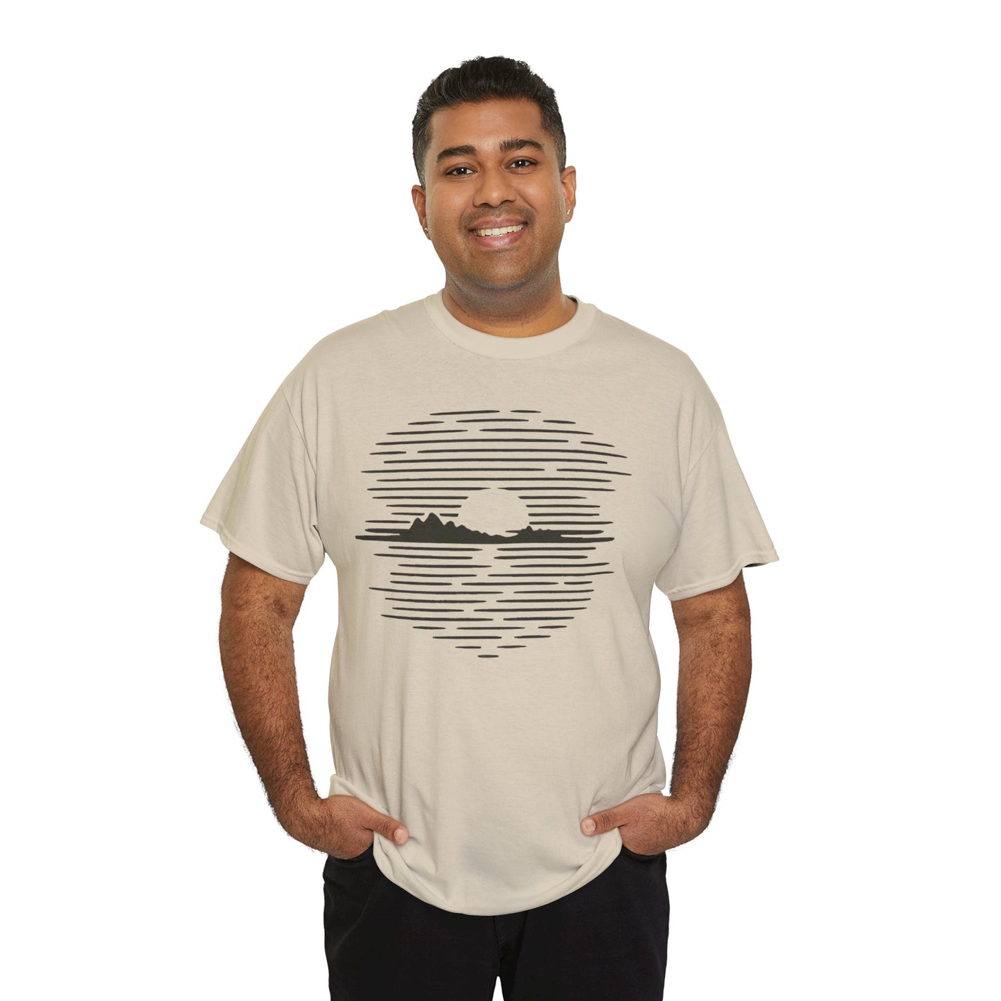 Berg Sonnenuntergang T-Shirt (Brustprint) – Natur-inspiriertes Unisex Shirt für Outdoor- und Landschaftsliebhaber
