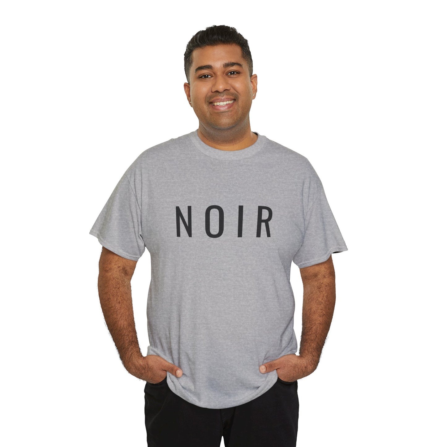 NOIR T-Shirt Unisex (Brustprint) – Nachhaltiges Heavy Cotton Tee aus 100% Baumwolle, Minimalistische Streetwear & Geschenkidee