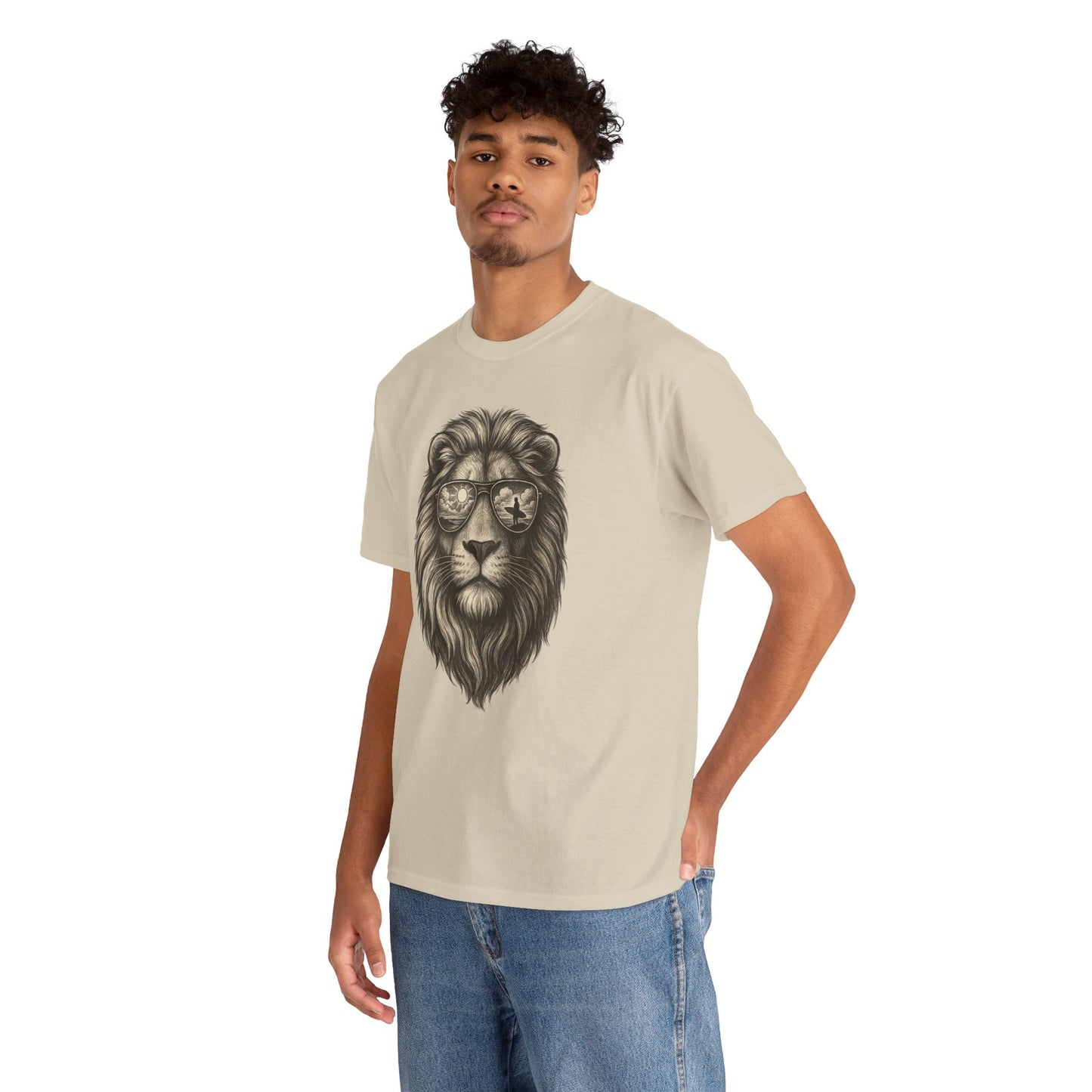 Surfer-Löwe T-Shirt (Brustprint) – Retro Sonnenbrillen Motiv | Cooles Sommer Design für Strandfans & Abenteurer