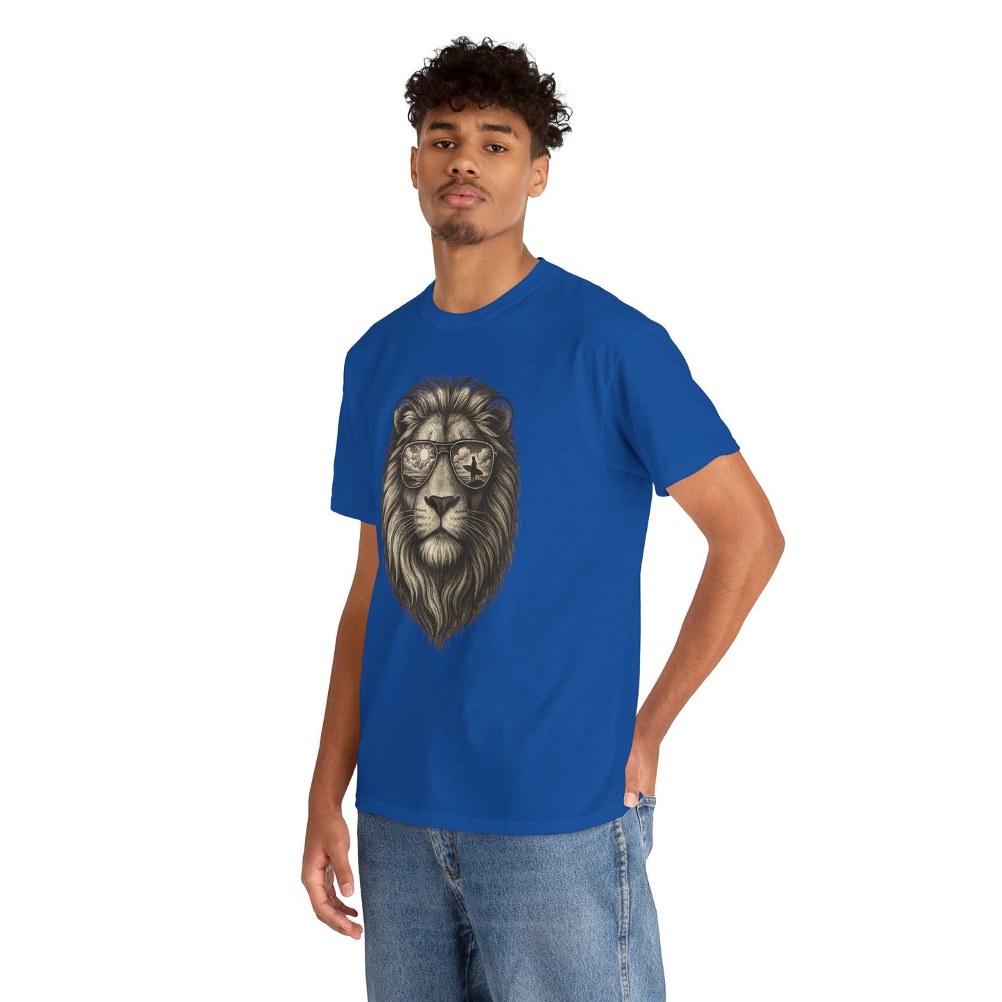 Surfer-Löwe T-Shirt (Brustprint) – Retro Sonnenbrillen Motiv | Cooles Sommer Design für Strandfans & Abenteurer