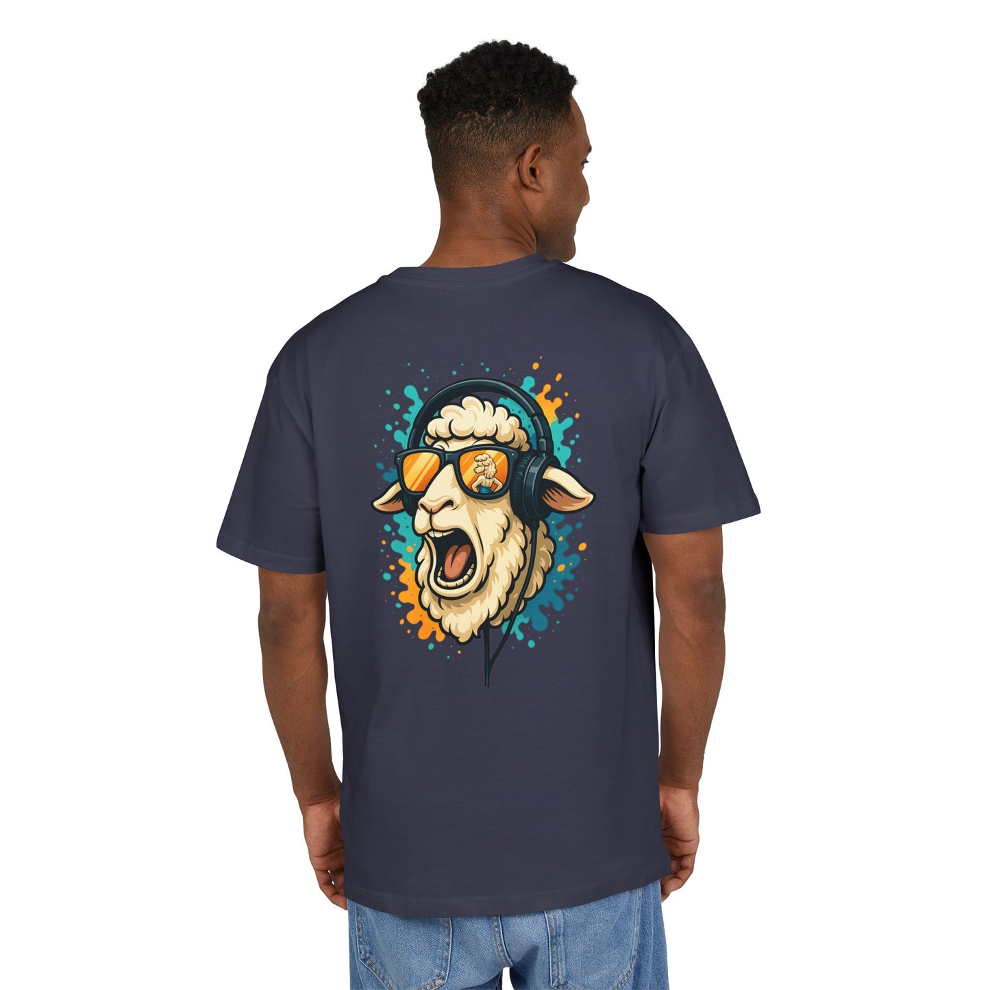 Lustiges Schaf T-Shirt (Rückenprint) – Cooles Cartoon-Motiv mit Kopfhörer & Sonnenbrille – Unisex Shirt für Musikfans & Tierliebhaber