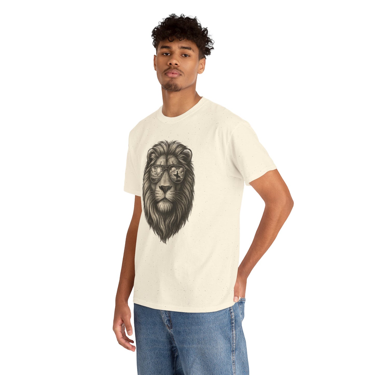 Surfer-Löwe T-Shirt (Brustprint) – Retro Sonnenbrillen Motiv | Cooles Sommer Design für Strandfans & Abenteurer