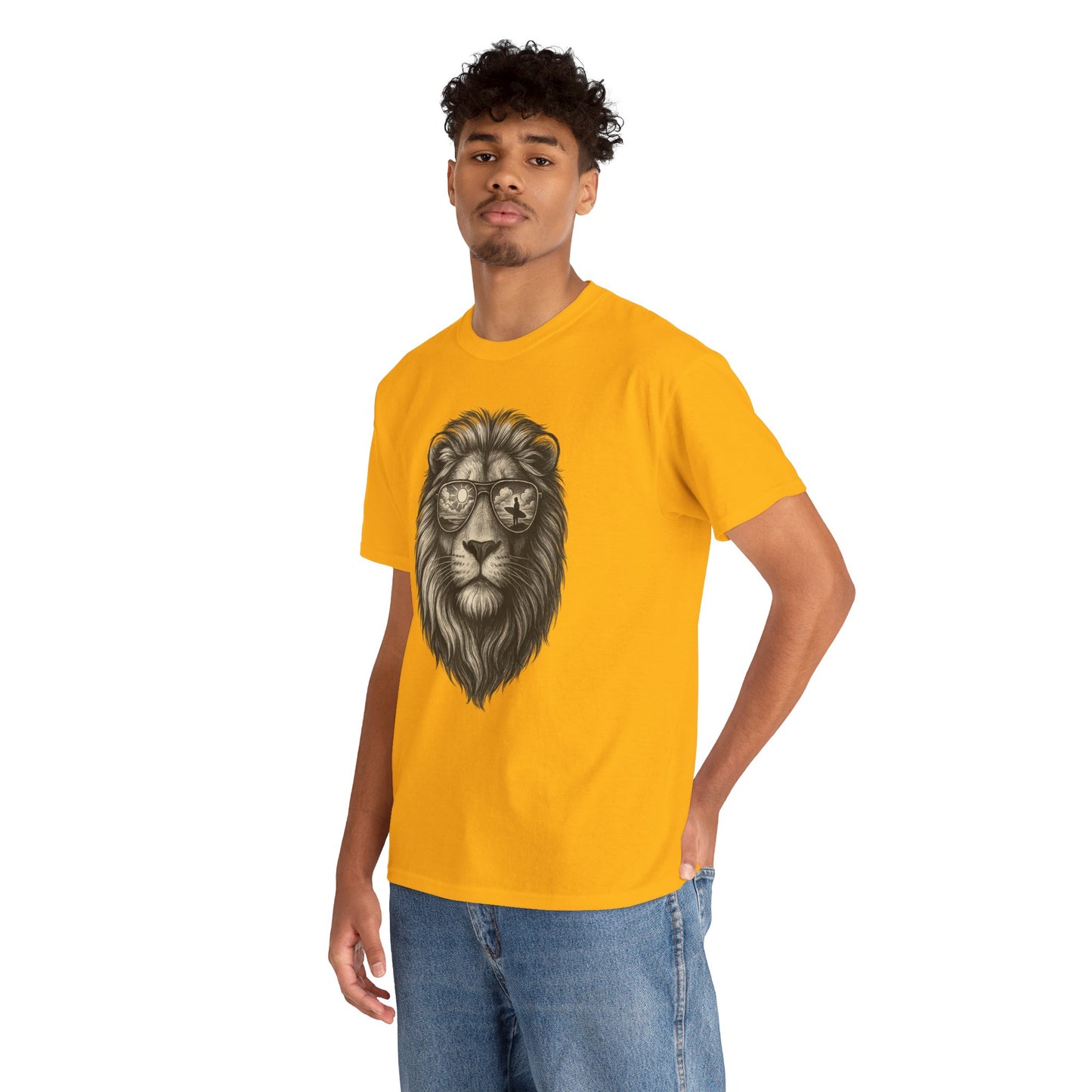 Surfer-Löwe T-Shirt (Brustprint) – Retro Sonnenbrillen Motiv | Cooles Sommer Design für Strandfans & Abenteurer