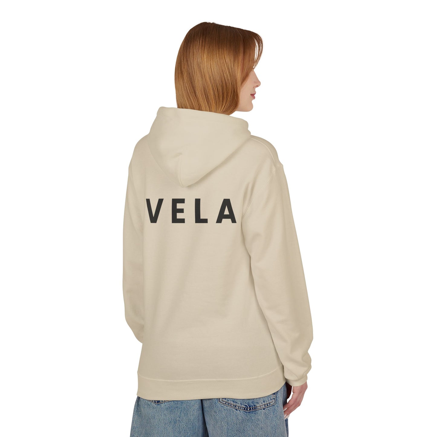 VELA Hoodie (Rückenprint) – Unisex Midweight Softstyle Fleece | Nachhaltige Streetwear mit Komfort & Stil