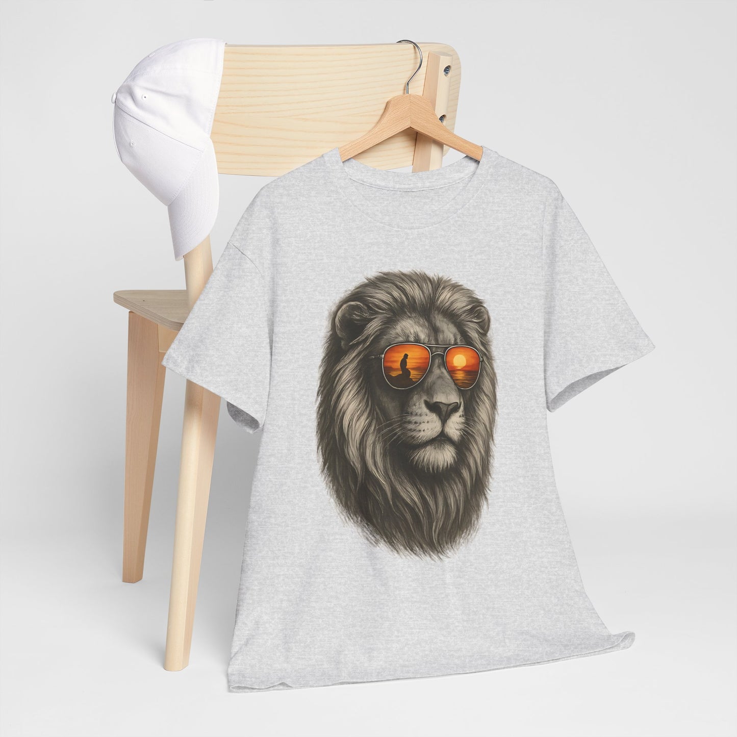 Löwen T-Shirt mit Sonnenbrille & Sonnenuntergang (Brustprint) – Stylisches Tiermotiv für Surfer & Naturfreunde