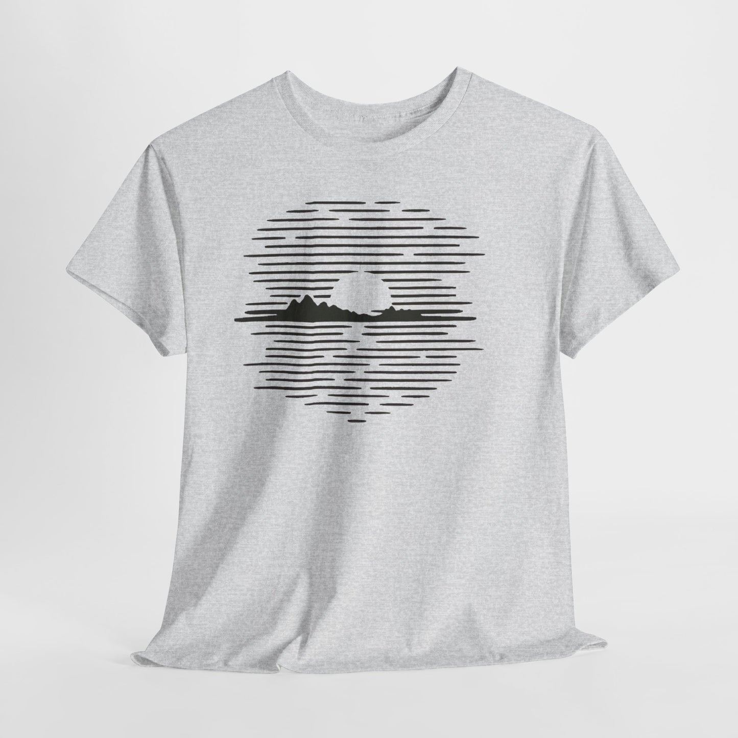 Berg Sonnenuntergang T-Shirt (Brustprint) – Natur-inspiriertes Unisex Shirt für Outdoor- und Landschaftsliebhaber
