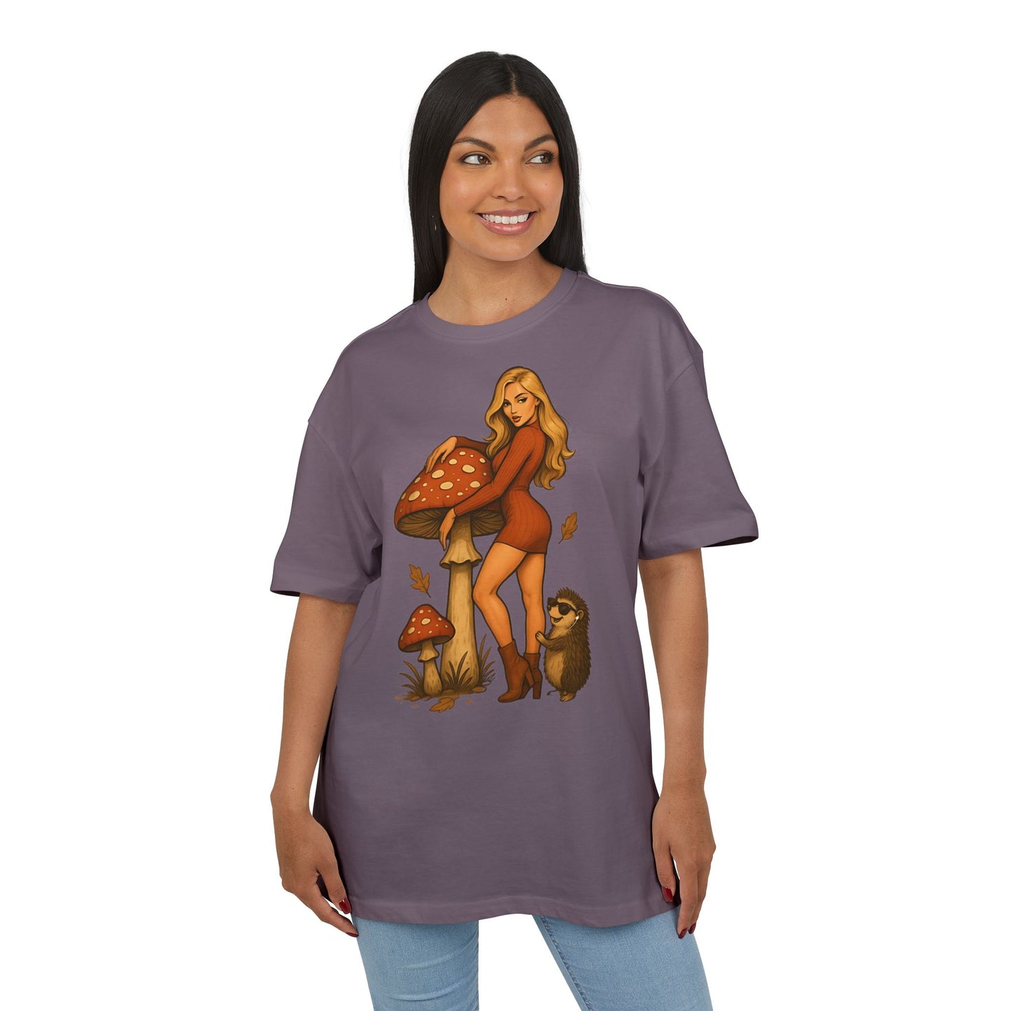 Vintage Pilz Fee & Igel Cartoon (Brustprint) – Retro Waldmotiv T-Shirt für Natur- & Pilzliebhaber