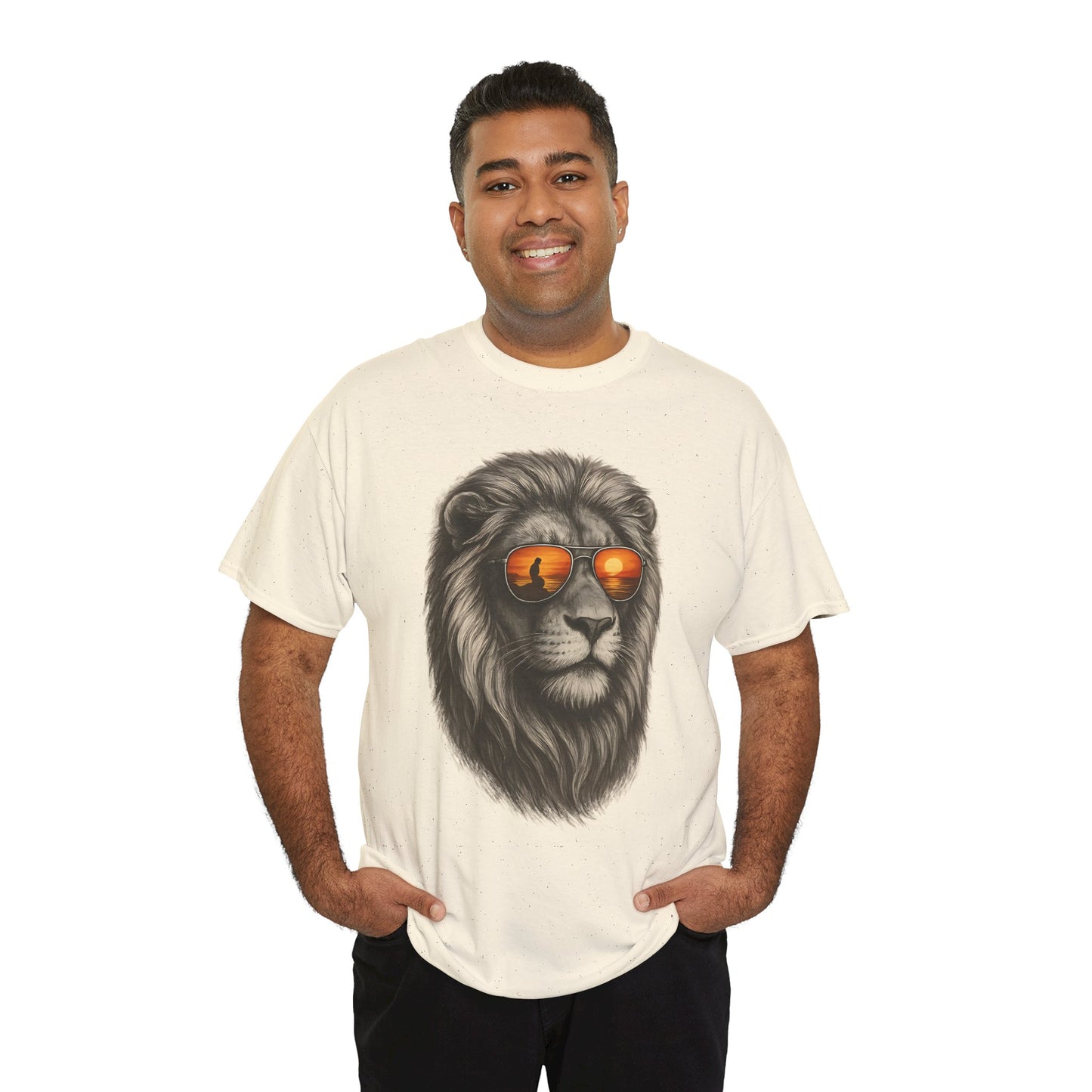 Löwen T-Shirt mit Sonnenbrille & Sonnenuntergang (Brustprint) – Stylisches Tiermotiv für Surfer & Naturfreunde