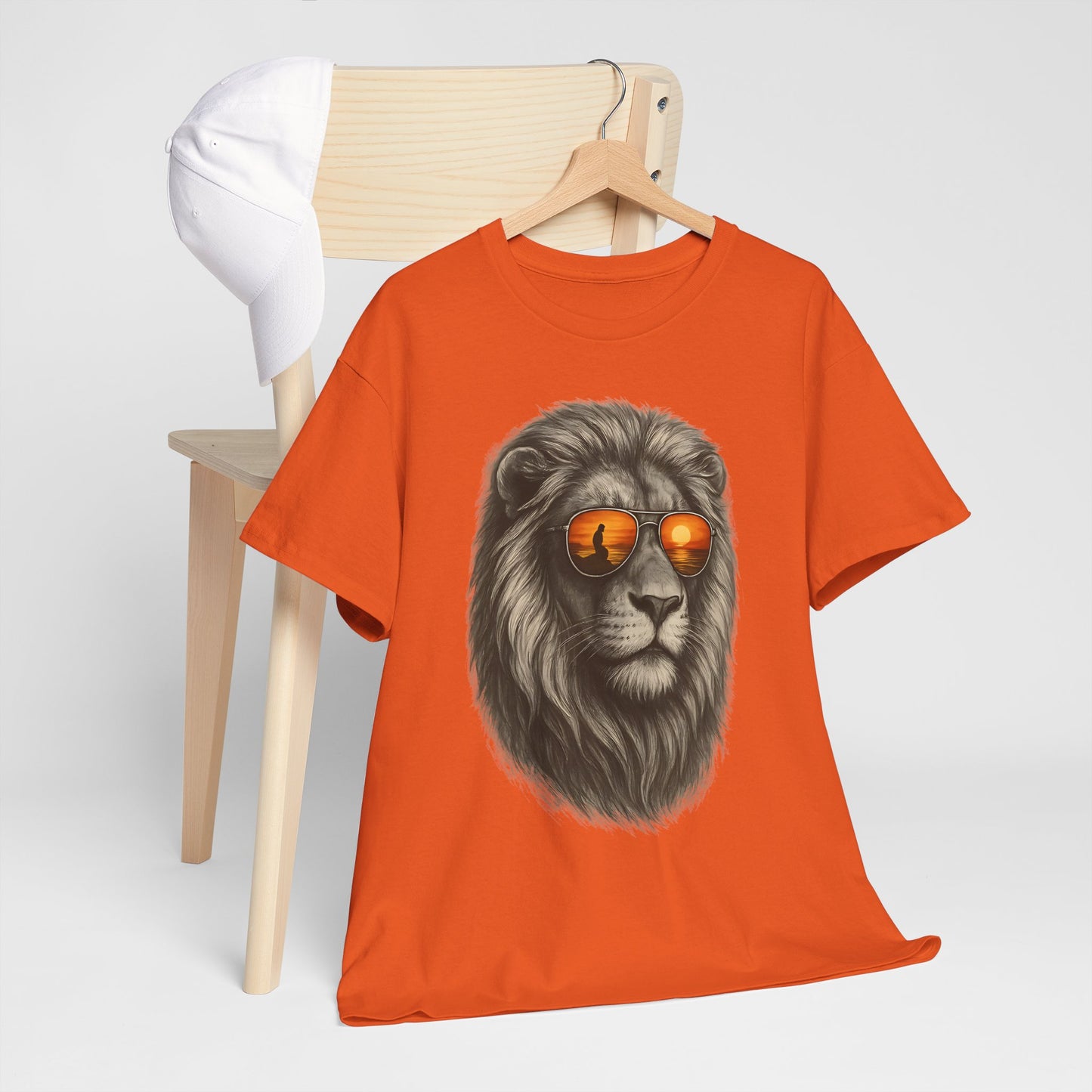 Löwen T-Shirt mit Sonnenbrille & Sonnenuntergang (Brustprint) – Stylisches Tiermotiv für Surfer & Naturfreunde