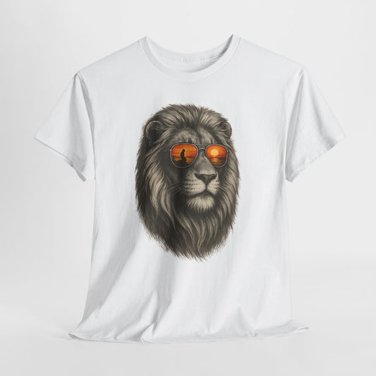 Löwen T-Shirt mit Sonnenbrille & Sonnenuntergang (Brustprint) – Stylisches Tiermotiv für Surfer & Naturfreunde