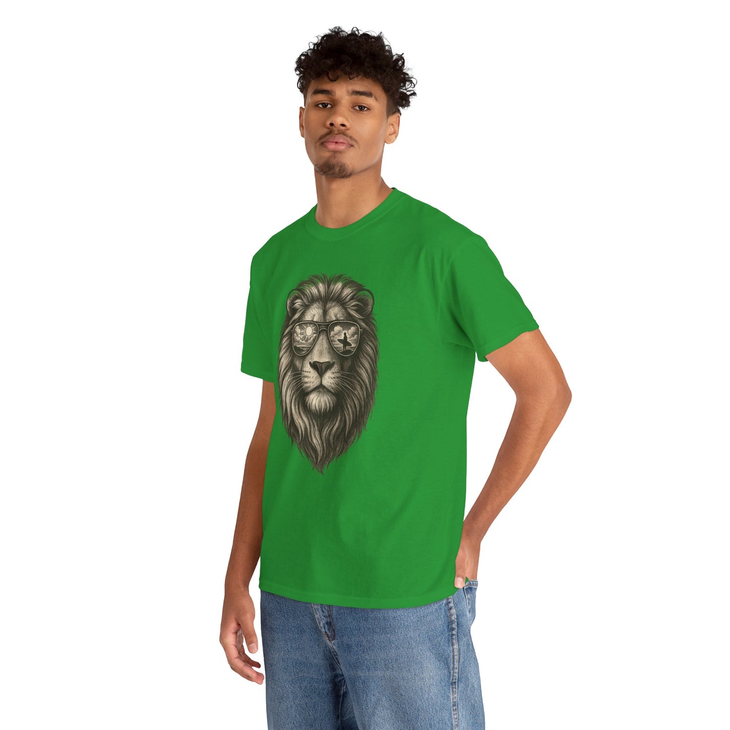 Surfer-Löwe T-Shirt (Brustprint) – Retro Sonnenbrillen Motiv | Cooles Sommer Design für Strandfans & Abenteurer