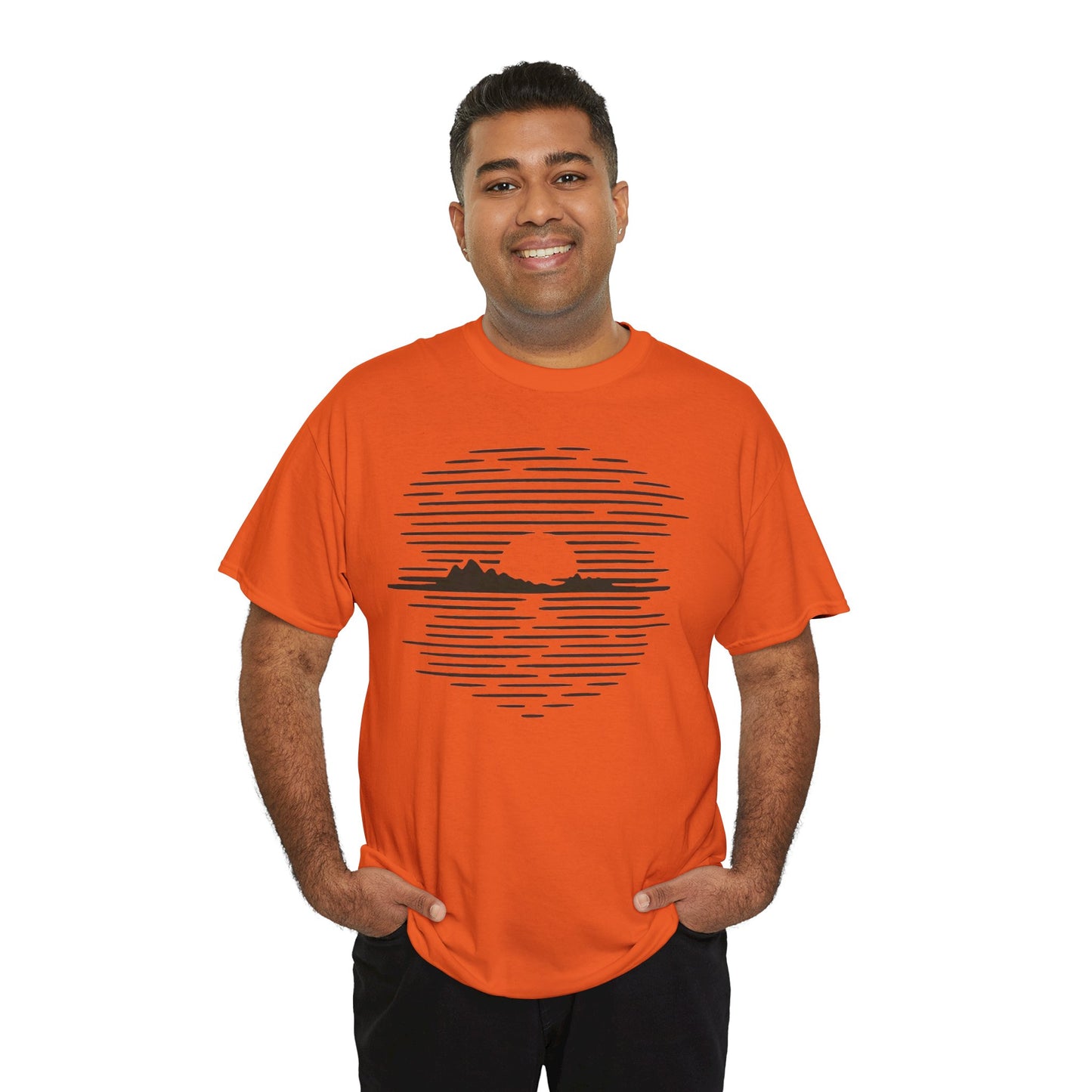 Berg Sonnenuntergang T-Shirt (Brustprint) – Natur-inspiriertes Unisex Shirt für Outdoor- und Landschaftsliebhaber