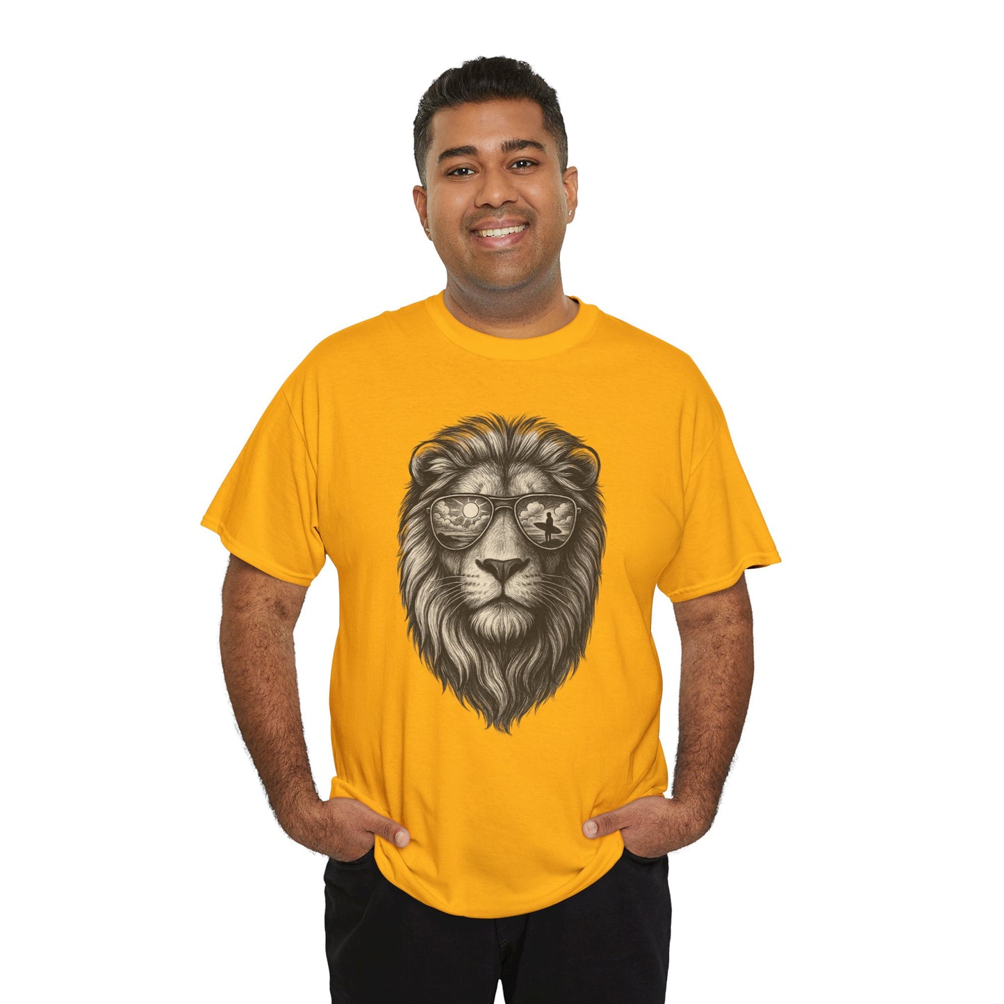 Surfer-Löwe T-Shirt (Brustprint) – Retro Sonnenbrillen Motiv | Cooles Sommer Design für Strandfans & Abenteurer