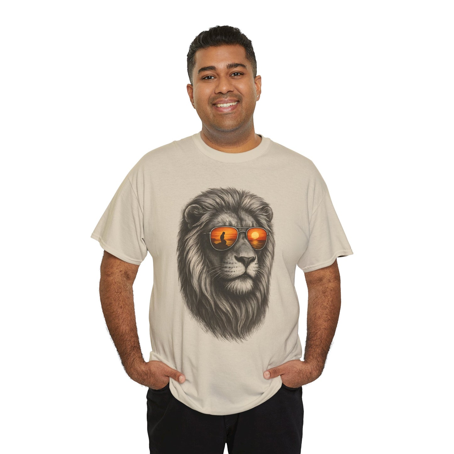 Löwen T-Shirt mit Sonnenbrille & Sonnenuntergang (Brustprint) – Stylisches Tiermotiv für Surfer & Naturfreunde
