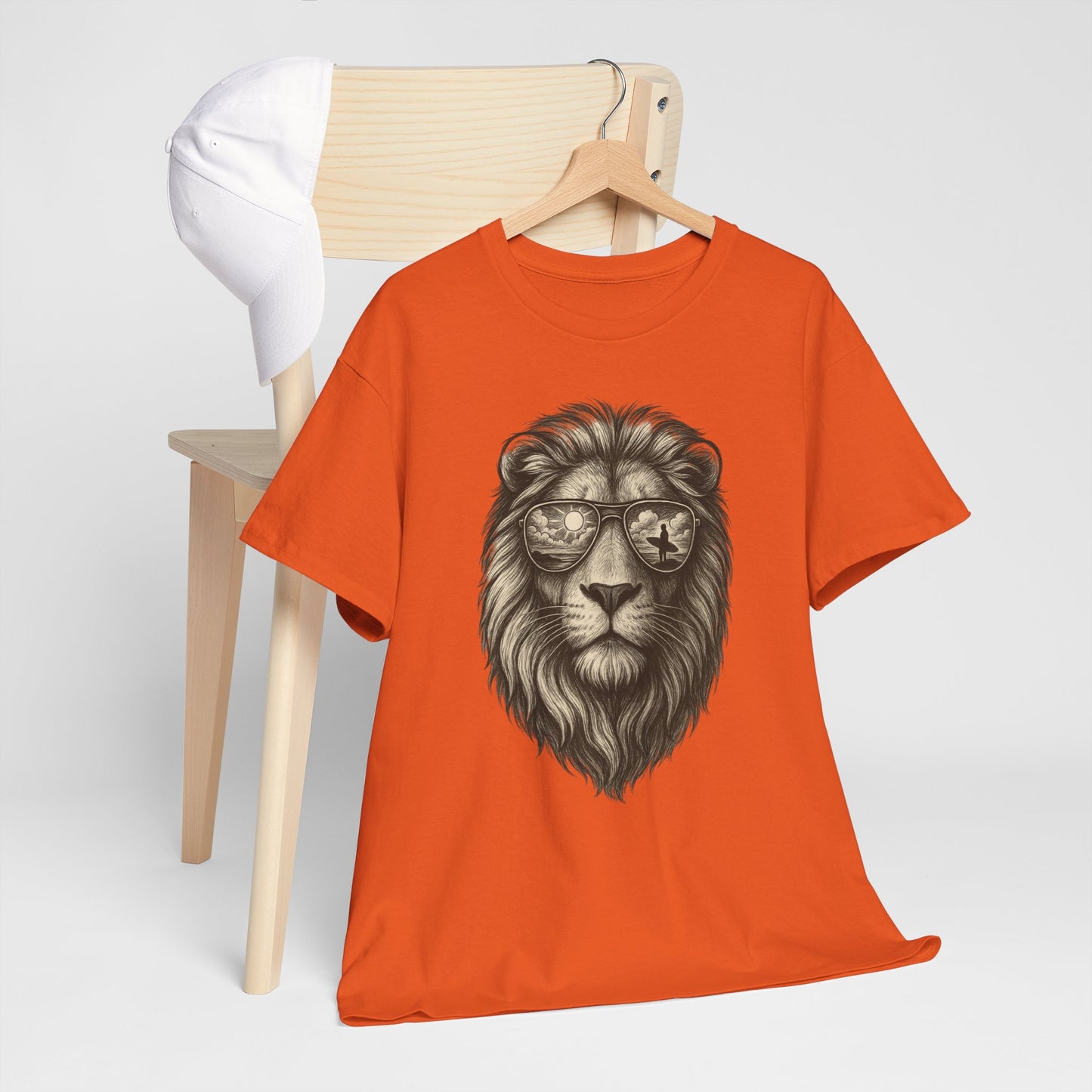 Surfer-Löwe T-Shirt (Brustprint) – Retro Sonnenbrillen Motiv | Cooles Sommer Design für Strandfans & Abenteurer