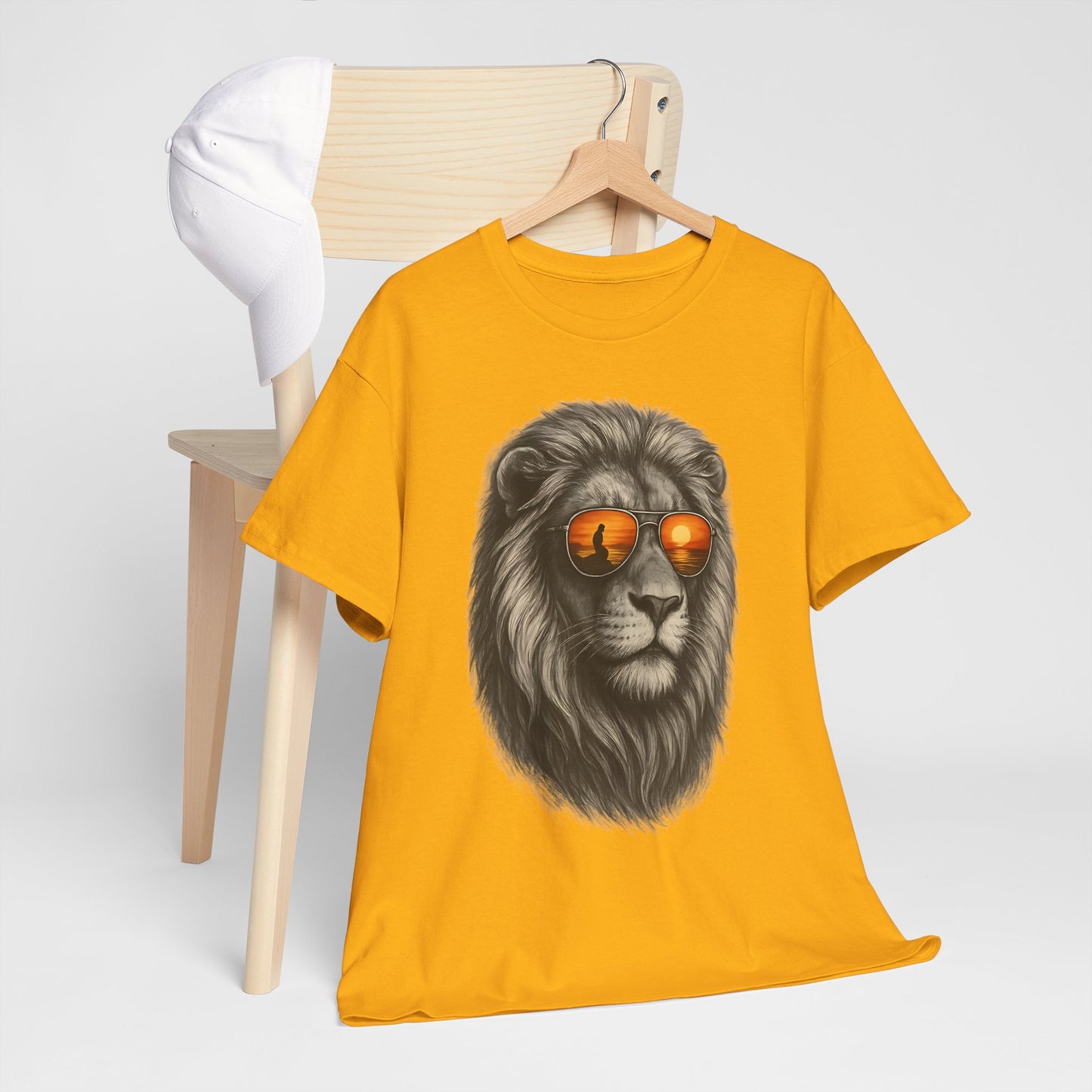 Löwen T-Shirt mit Sonnenbrille & Sonnenuntergang (Brustprint) – Stylisches Tiermotiv für Surfer & Naturfreunde