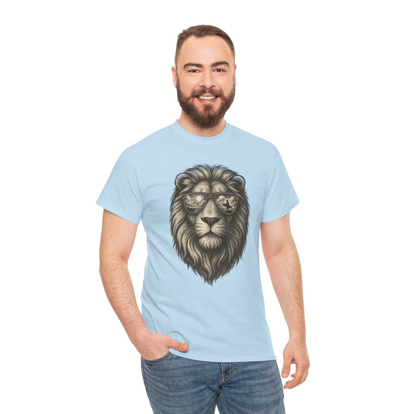 Surfer-Löwe T-Shirt (Brustprint) – Retro Sonnenbrillen Motiv | Cooles Sommer Design für Strandfans & Abenteurer