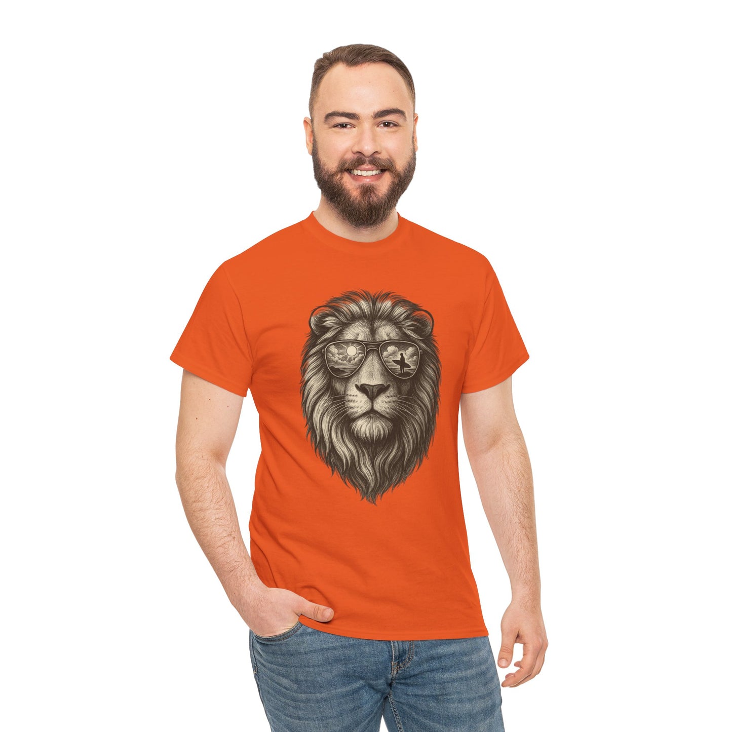 Surfer-Löwe T-Shirt (Brustprint) – Retro Sonnenbrillen Motiv | Cooles Sommer Design für Strandfans & Abenteurer
