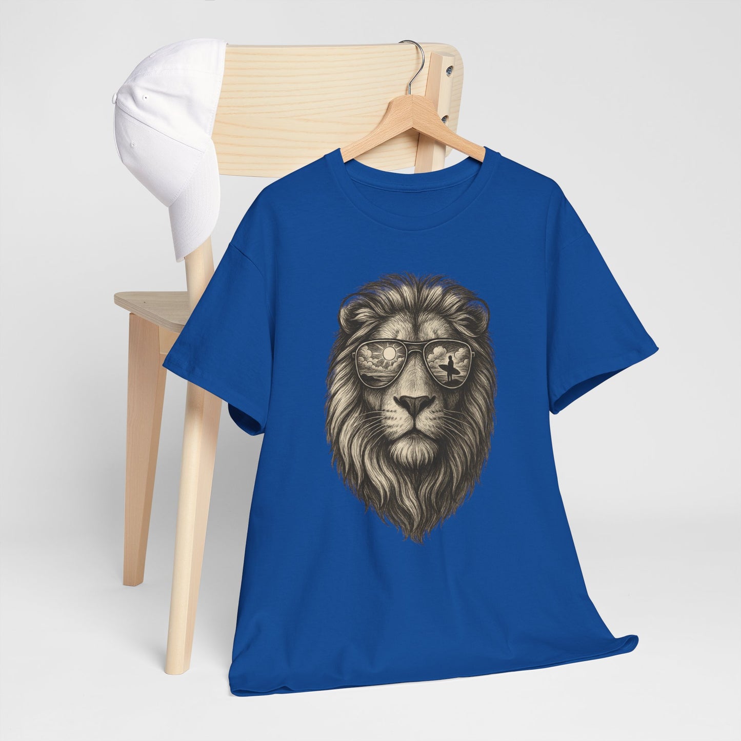 Surfer-Löwe T-Shirt (Brustprint) – Retro Sonnenbrillen Motiv | Cooles Sommer Design für Strandfans & Abenteurer