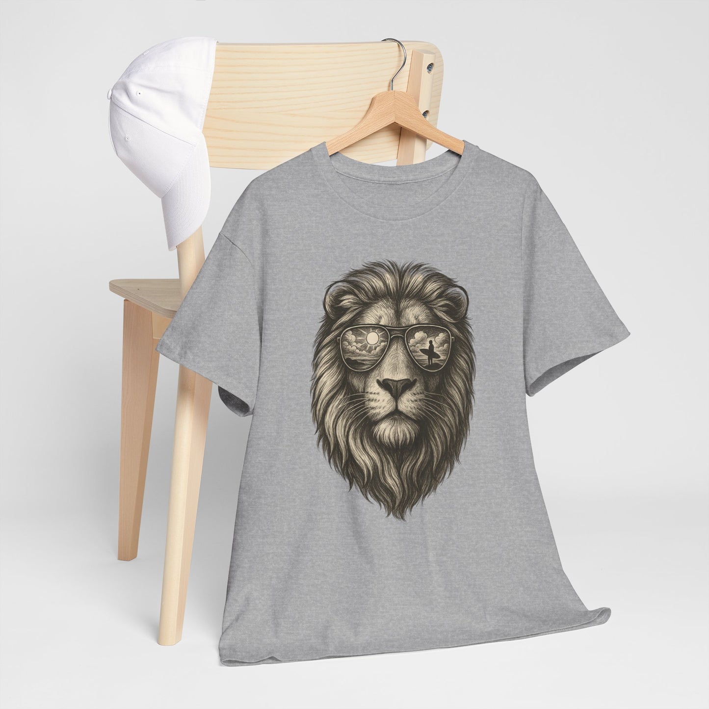 Surfer-Löwe T-Shirt (Brustprint) – Retro Sonnenbrillen Motiv | Cooles Sommer Design für Strandfans & Abenteurer