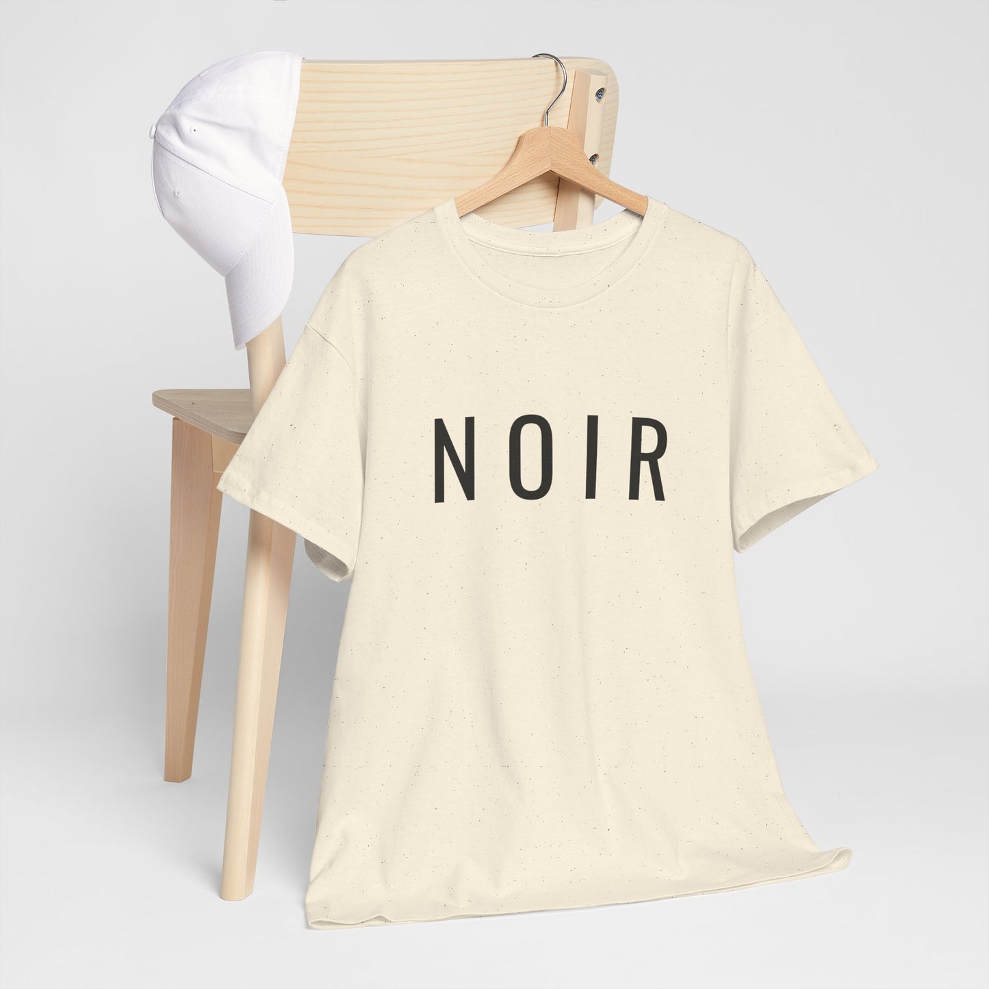 NOIR T-Shirt Unisex (Brustprint) – Nachhaltiges Heavy Cotton Tee aus 100% Baumwolle, Minimalistische Streetwear & Geschenkidee