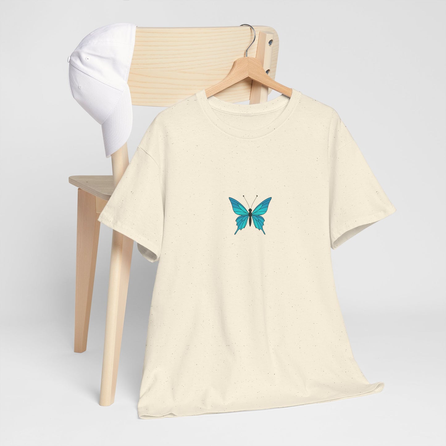 Blauer Schmetterling T-Shirt Unisex (Brustprint) – Farbintensives Butterfly Design | Natur-inspiriertes Shirt aus Baumwolle