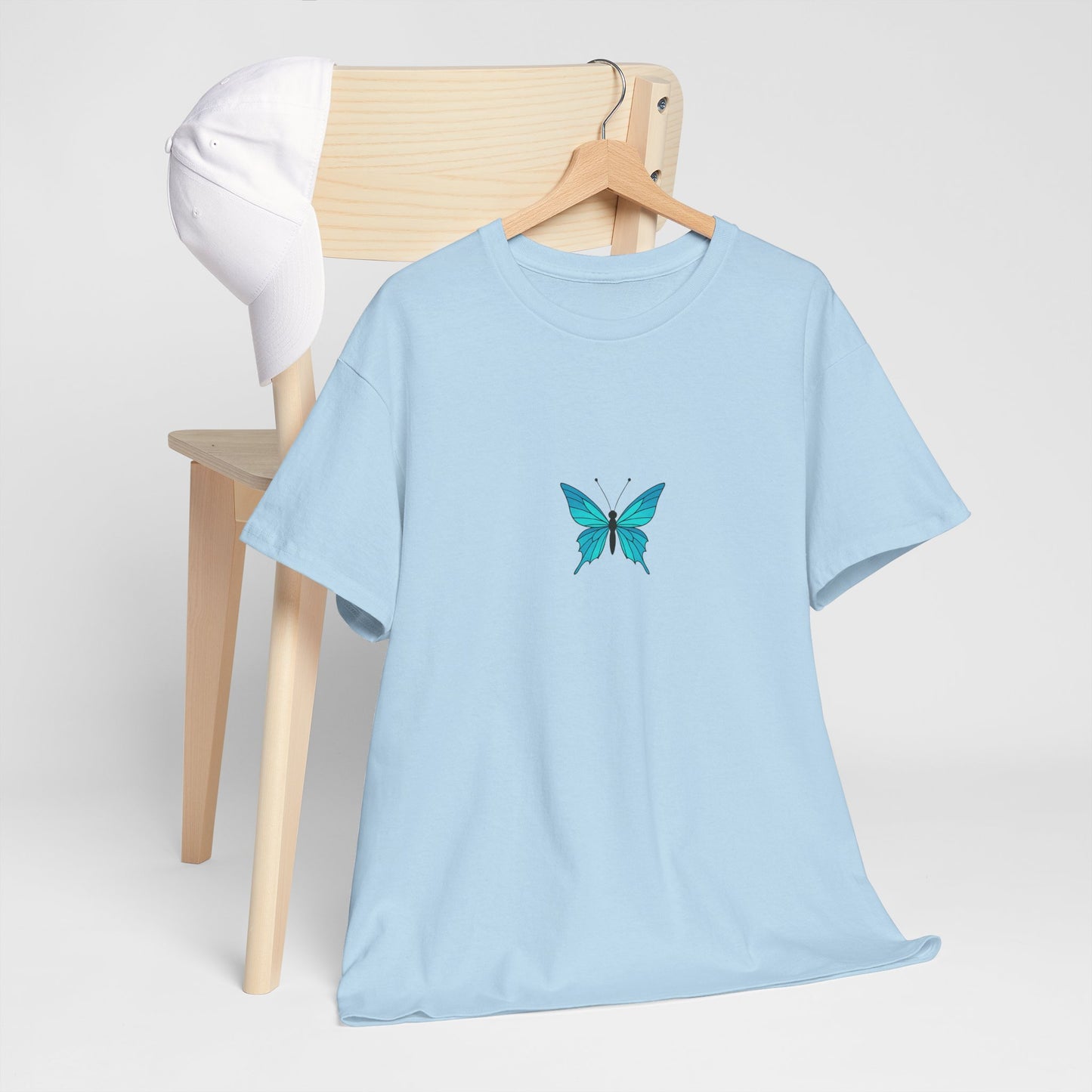 Blauer Schmetterling T-Shirt Unisex (Brustprint) – Farbintensives Butterfly Design | Natur-inspiriertes Shirt aus Baumwolle