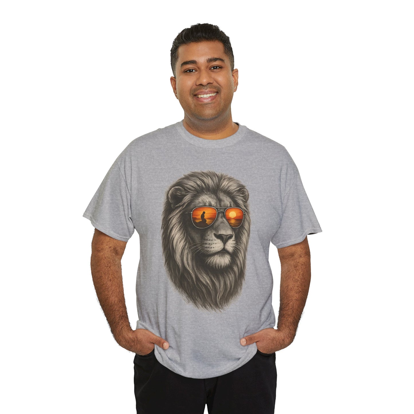 Löwen T-Shirt mit Sonnenbrille & Sonnenuntergang (Brustprint) – Stylisches Tiermotiv für Surfer & Naturfreunde