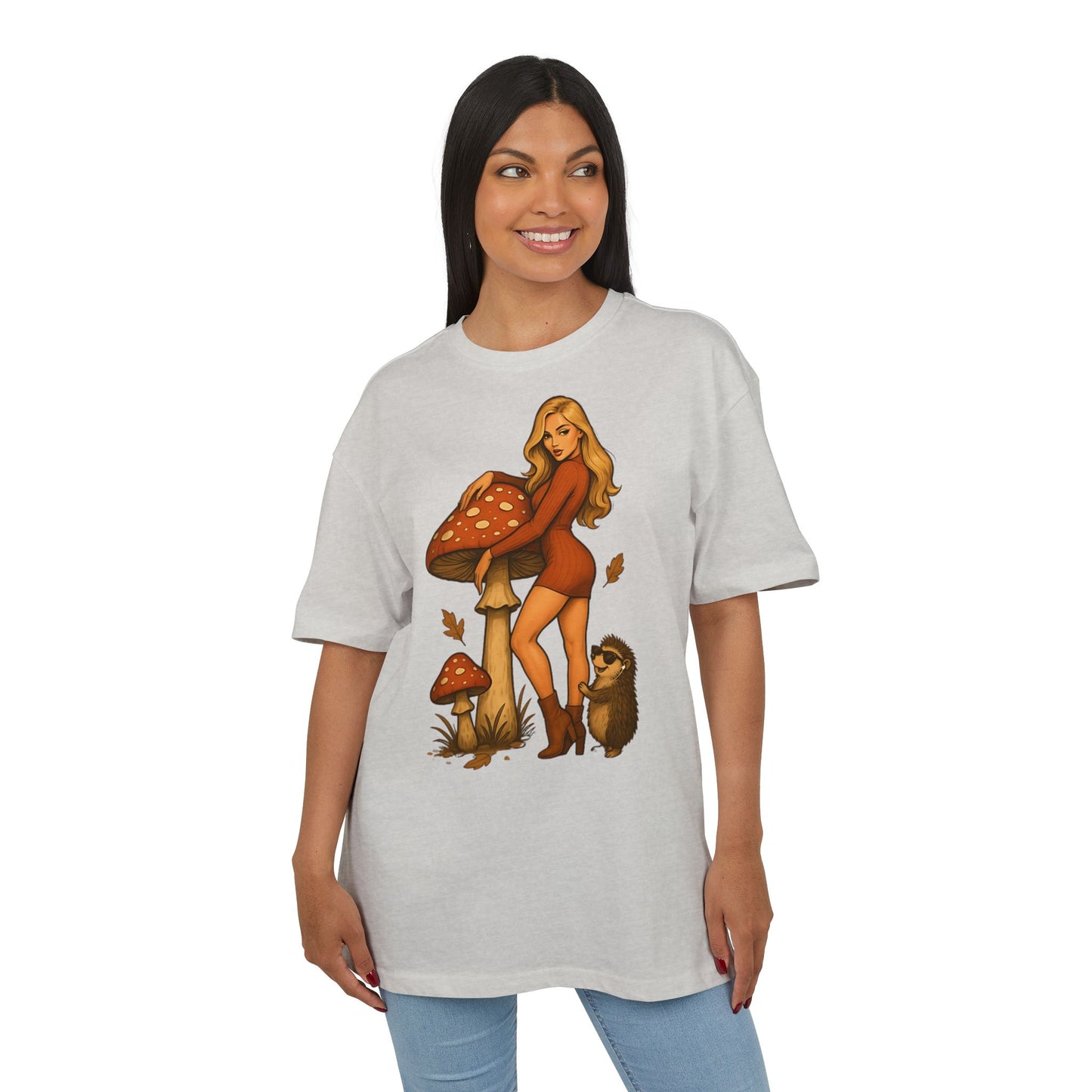 Vintage Pilz Fee & Igel Cartoon (Brustprint) – Retro Waldmotiv T-Shirt für Natur- & Pilzliebhaber