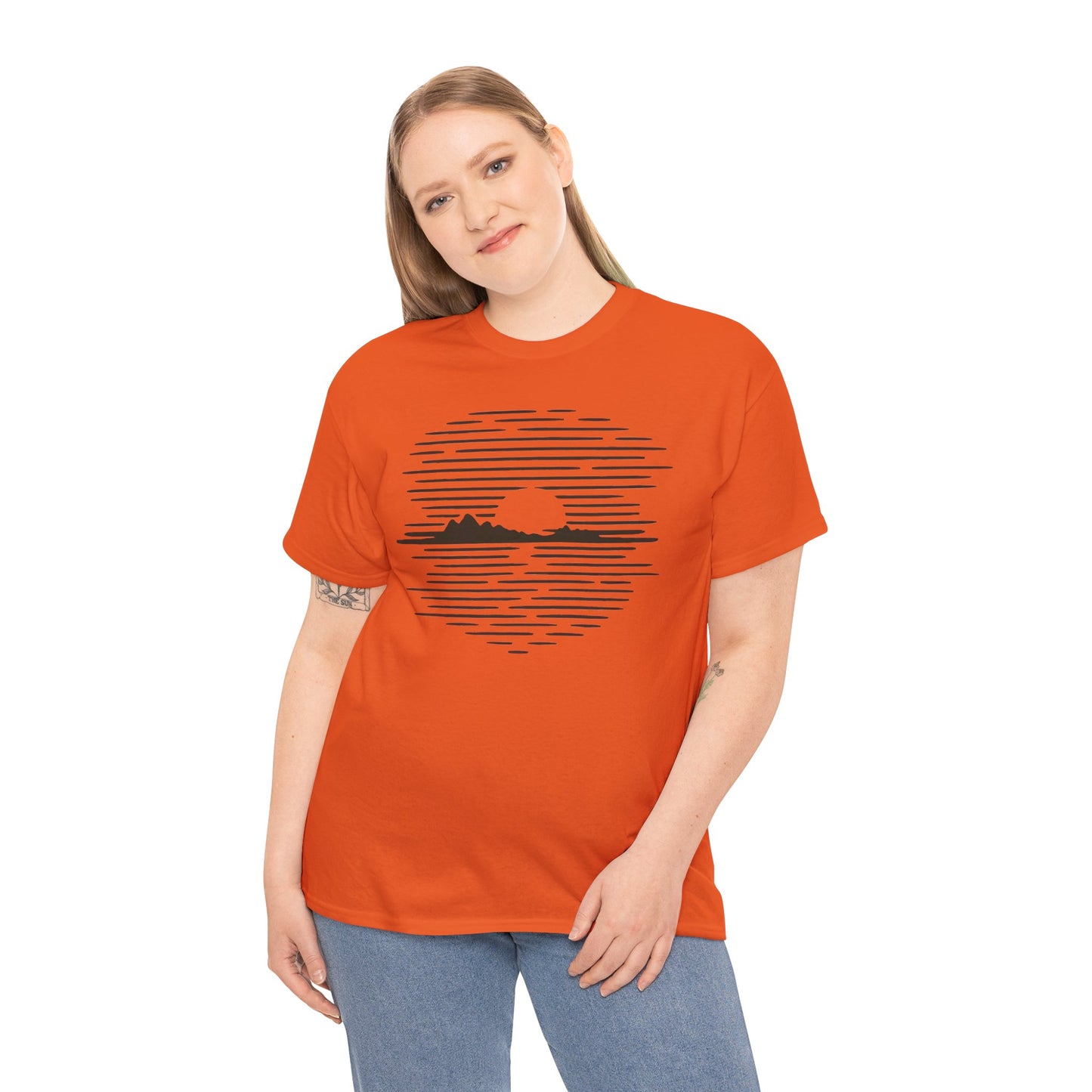 Berg Sonnenuntergang T-Shirt (Brustprint) – Natur-inspiriertes Unisex Shirt für Outdoor- und Landschaftsliebhaber