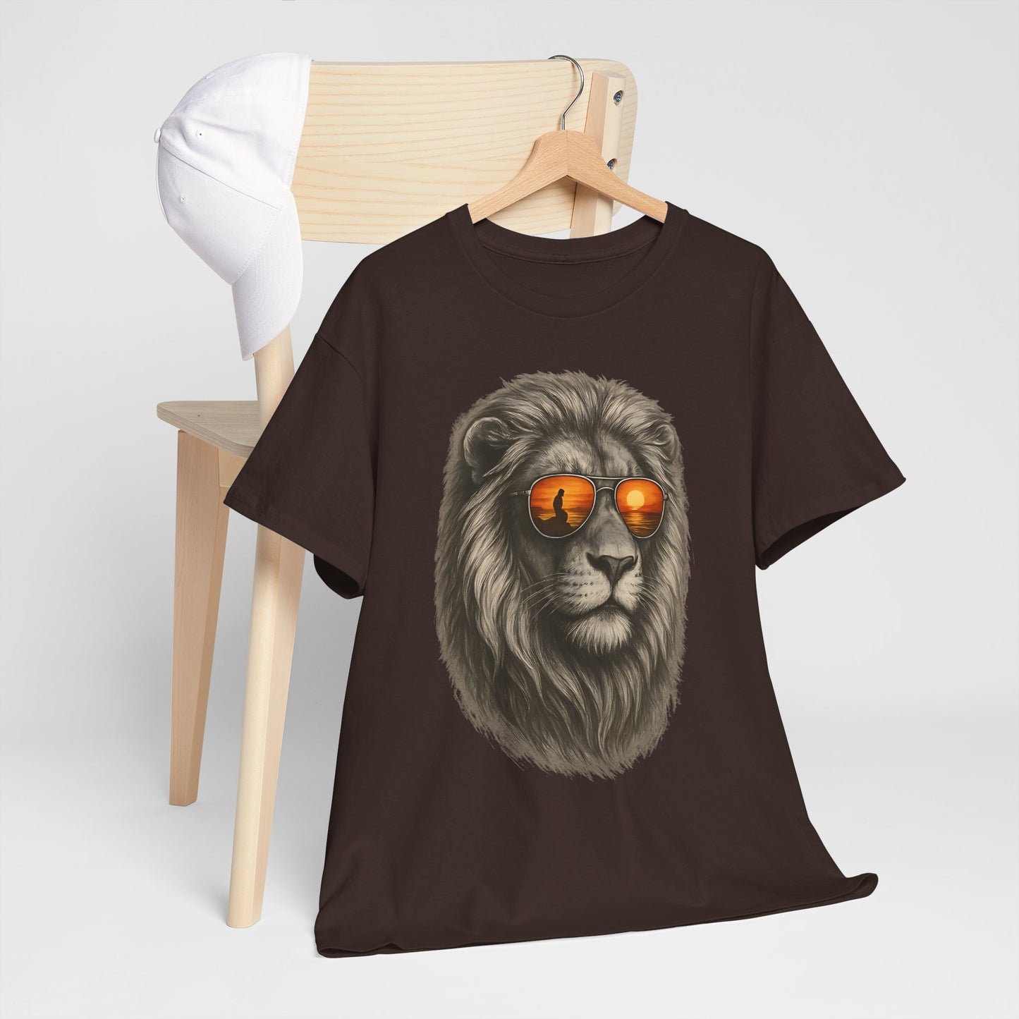 Löwen T-Shirt mit Sonnenbrille & Sonnenuntergang (Brustprint) – Stylisches Tiermotiv für Surfer & Naturfreunde