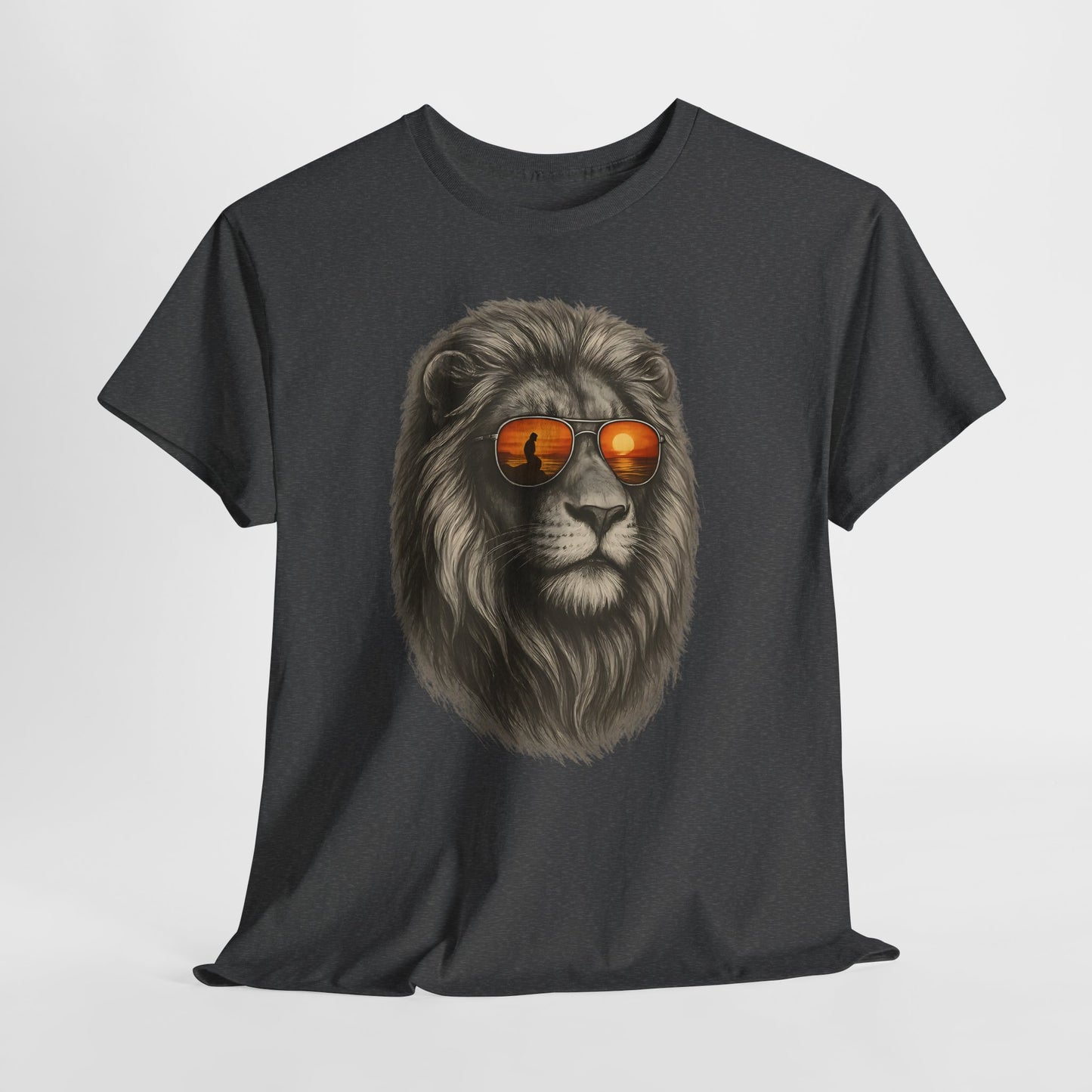 Löwen T-Shirt mit Sonnenbrille & Sonnenuntergang (Brustprint) – Stylisches Tiermotiv für Surfer & Naturfreunde