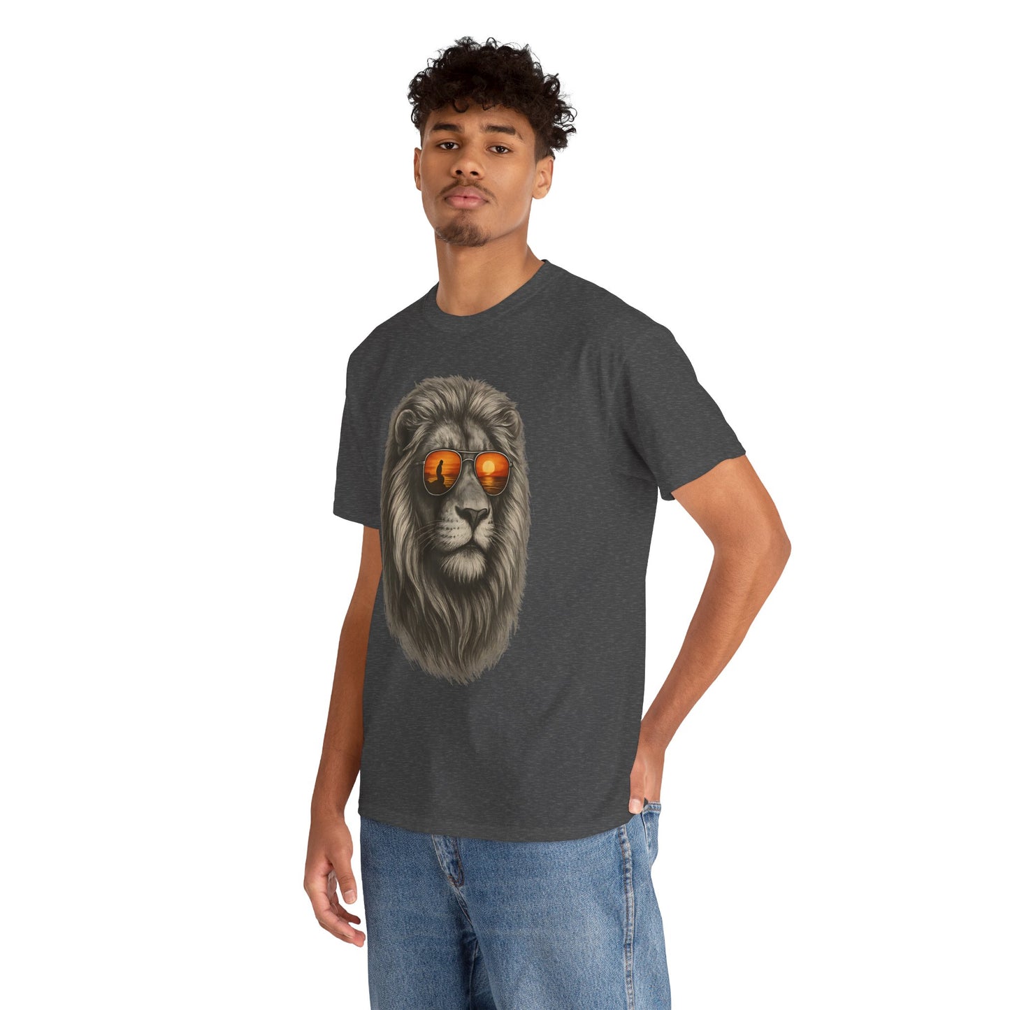 Löwen T-Shirt mit Sonnenbrille & Sonnenuntergang (Brustprint) – Stylisches Tiermotiv für Surfer & Naturfreunde