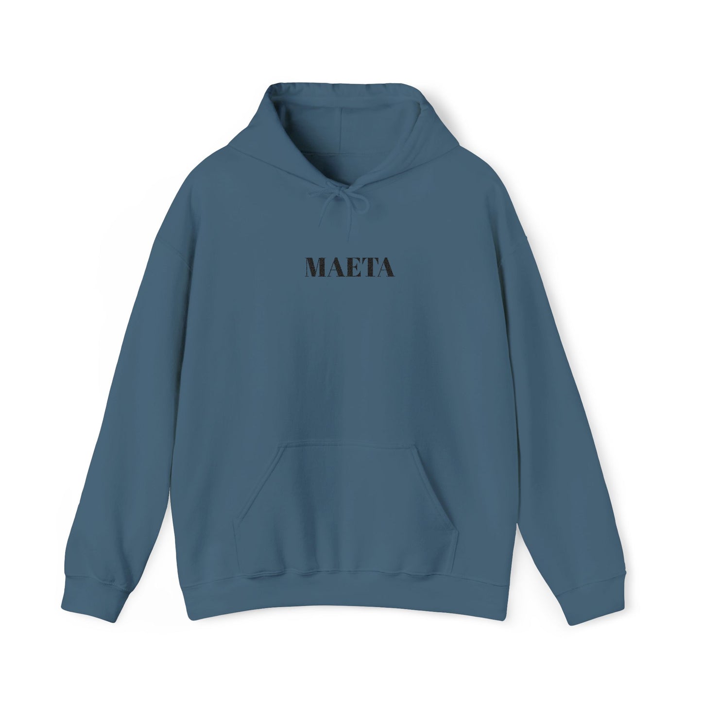 MAETA - Unisex Heavy Blend Hoodie mit großem Stickmotiv