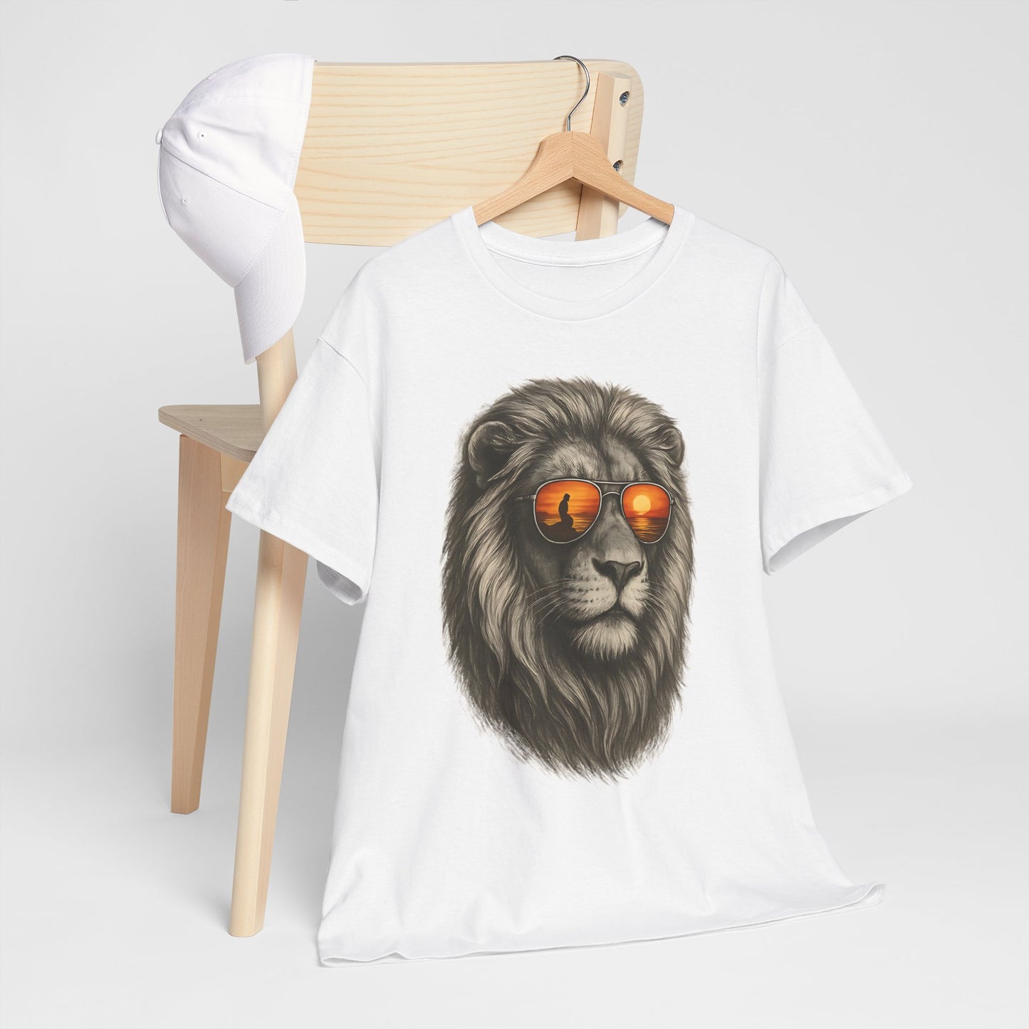 Löwen T-Shirt mit Sonnenbrille & Sonnenuntergang (Brustprint) – Stylisches Tiermotiv für Surfer & Naturfreunde