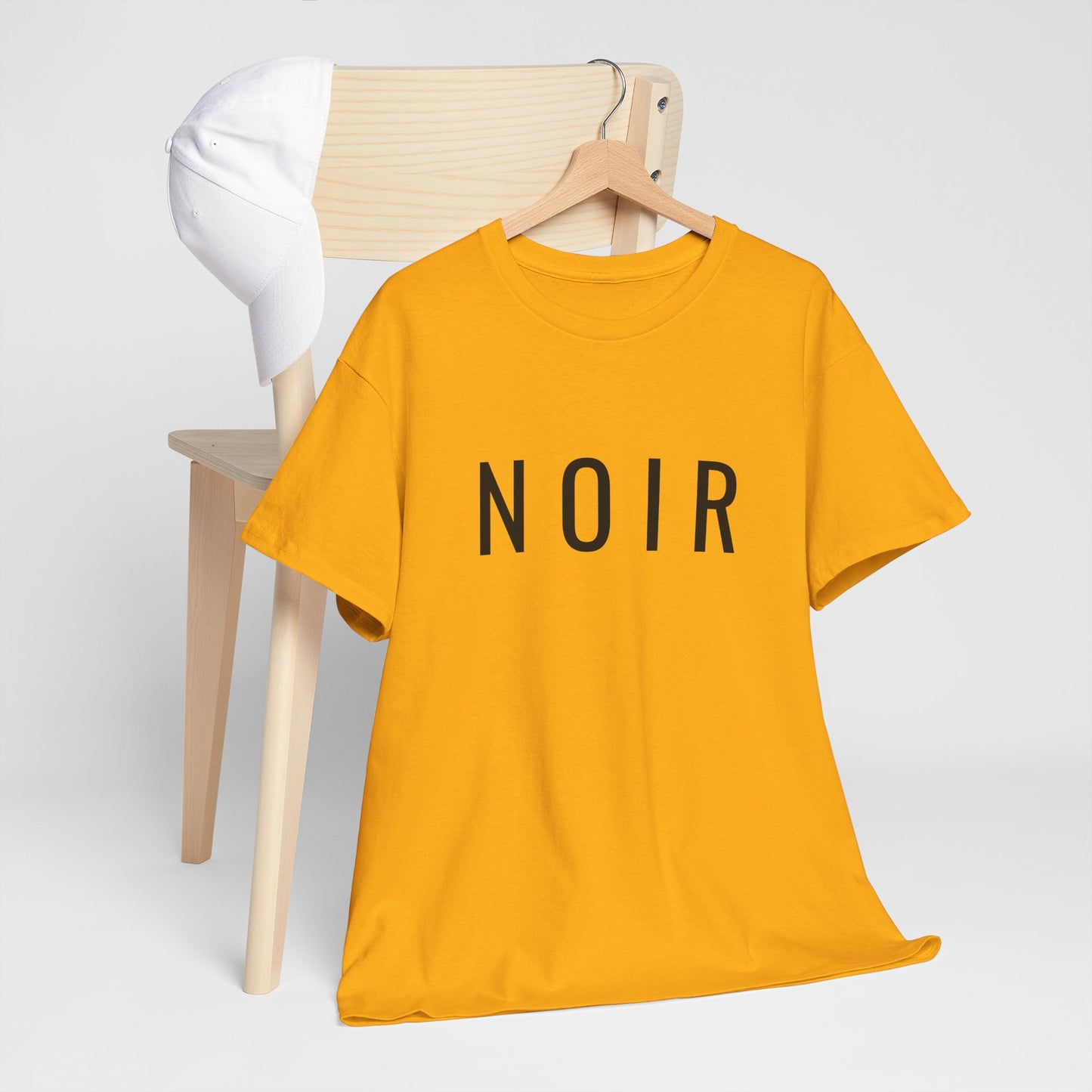 NOIR T-Shirt Unisex (Brustprint) – Nachhaltiges Heavy Cotton Tee aus 100% Baumwolle, Minimalistische Streetwear & Geschenkidee