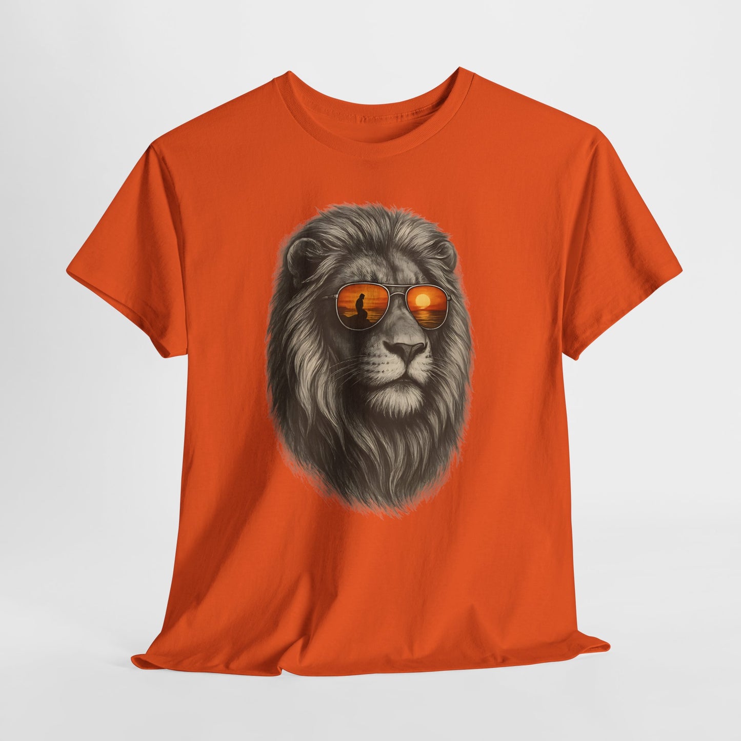 Löwen T-Shirt mit Sonnenbrille & Sonnenuntergang (Brustprint) – Stylisches Tiermotiv für Surfer & Naturfreunde
