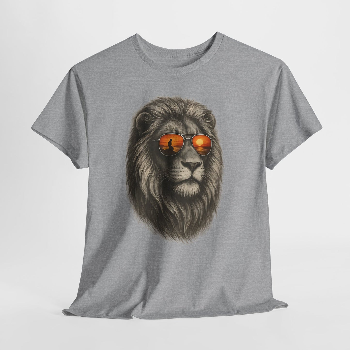 Löwen T-Shirt mit Sonnenbrille & Sonnenuntergang (Brustprint) – Stylisches Tiermotiv für Surfer & Naturfreunde