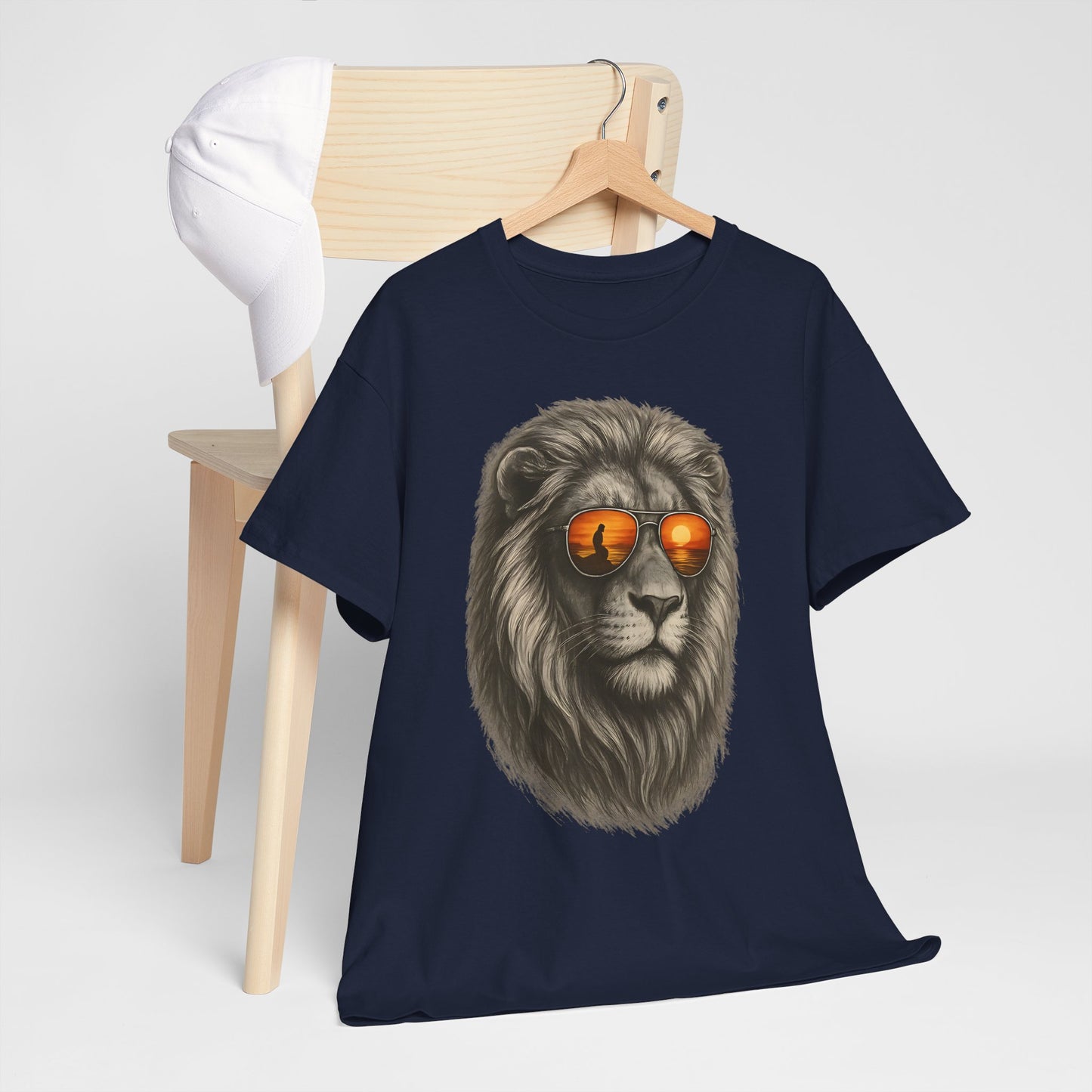Löwen T-Shirt mit Sonnenbrille & Sonnenuntergang (Brustprint) – Stylisches Tiermotiv für Surfer & Naturfreunde