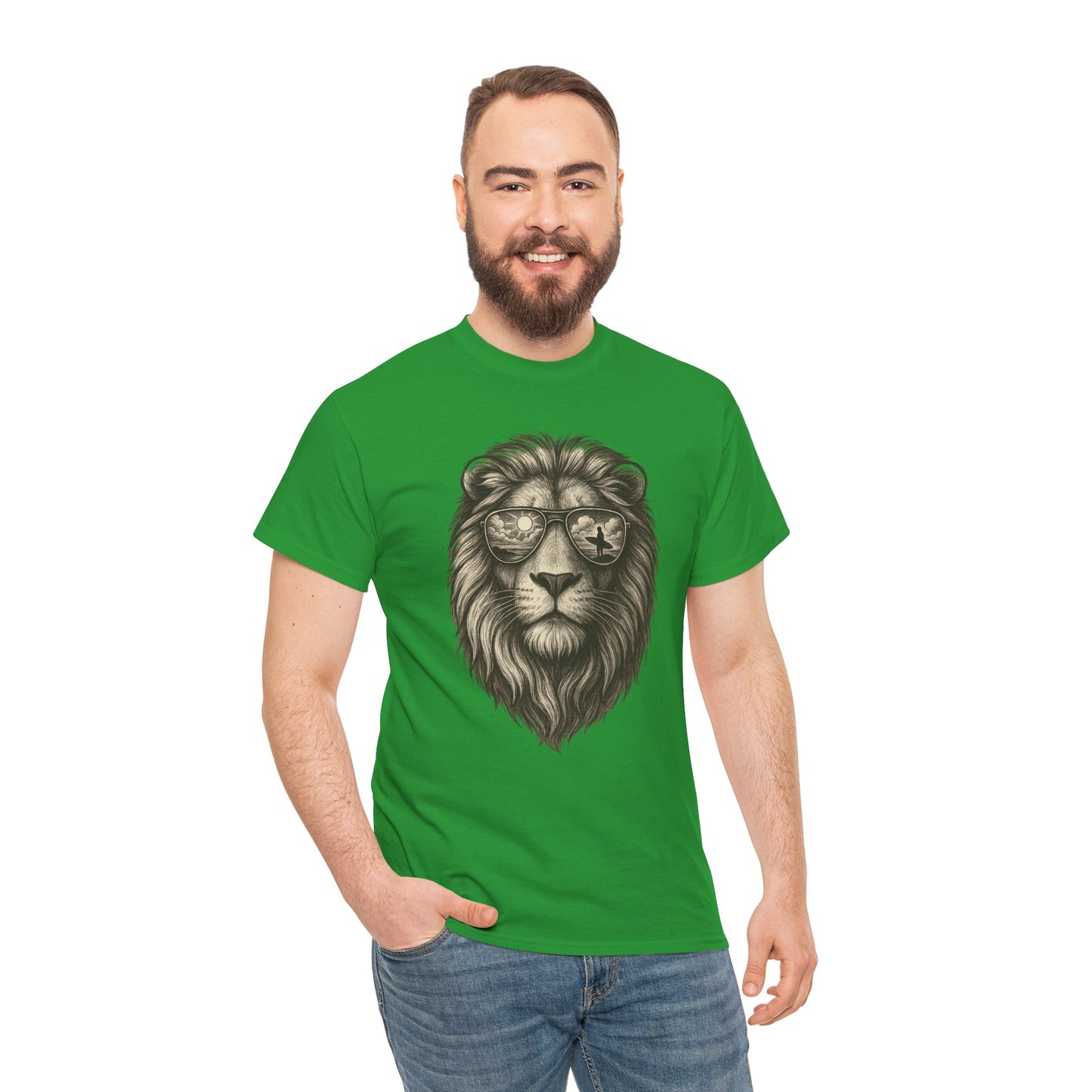 Surfer-Löwe T-Shirt (Brustprint) – Retro Sonnenbrillen Motiv | Cooles Sommer Design für Strandfans & Abenteurer