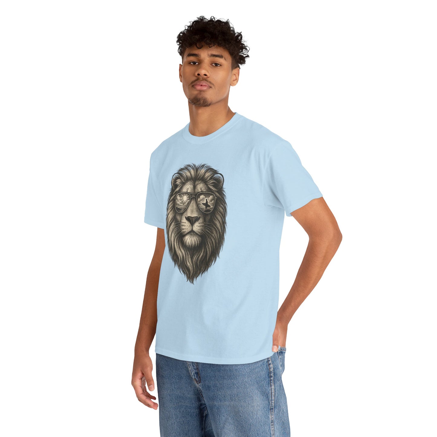 Surfer-Löwe T-Shirt (Brustprint) – Retro Sonnenbrillen Motiv | Cooles Sommer Design für Strandfans & Abenteurer